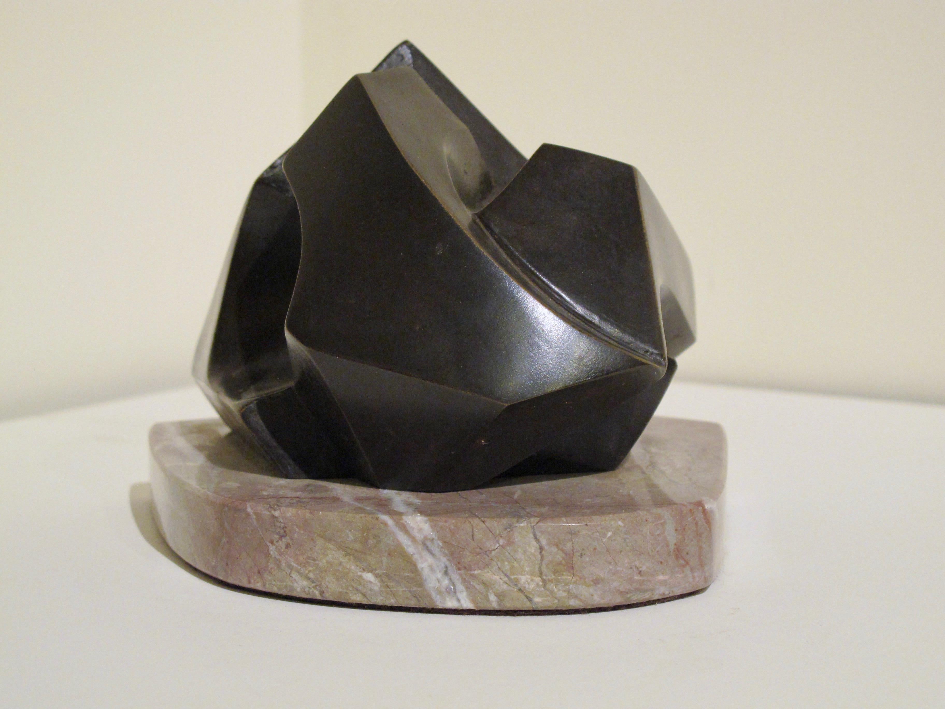 Géométrie abstraite, petit bronze abstrait, patine brun foncé, fonte à vie, marbre - Sculpture de Allan Houser