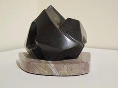 Abstrakt Geometrisch, kleine abstrakte Bronze, dunkelbraune Patina, Lebensguss, Marmor