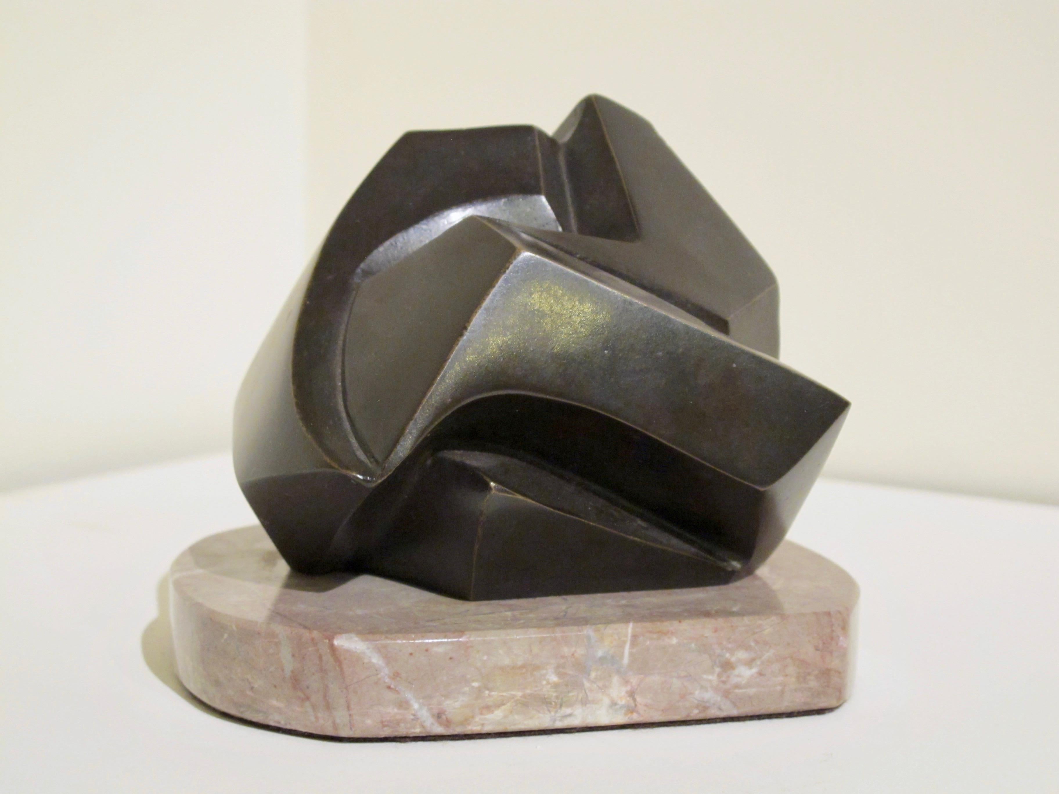 Géométrie abstraite, petit bronze abstrait, patine brun foncé, fonte à vie, marbre - Contemporain Sculpture par Allan Houser