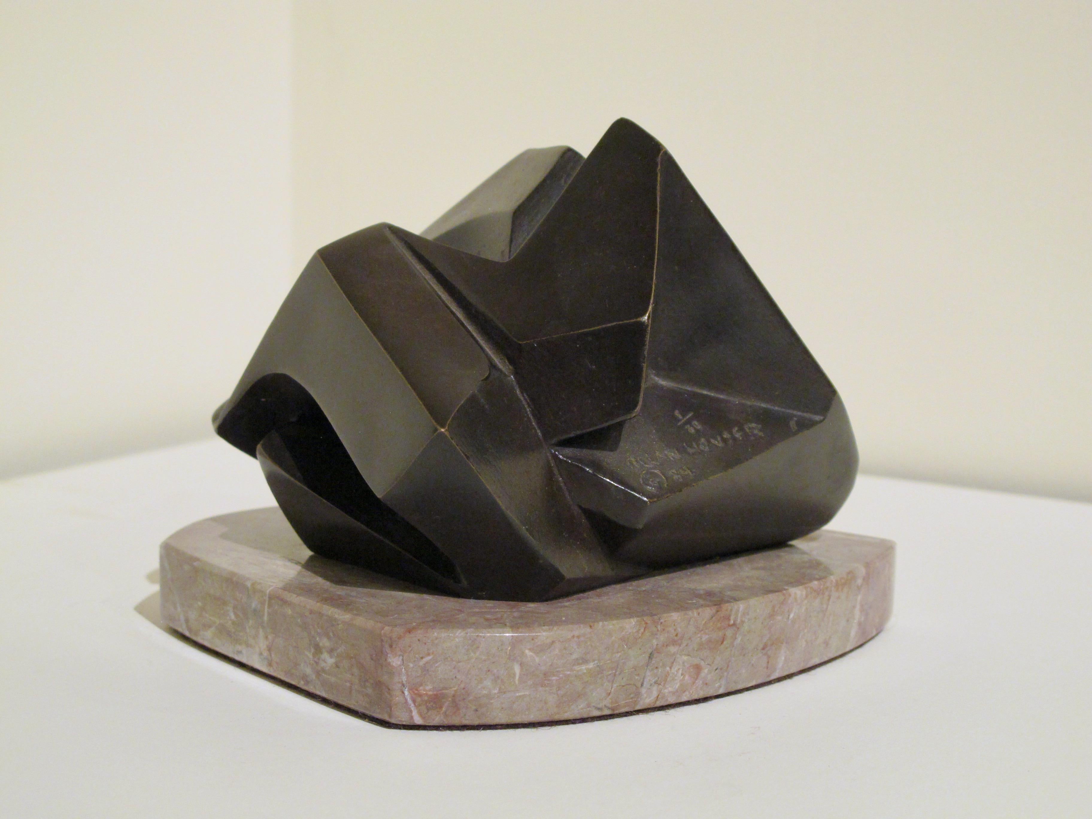 Géométrie abstraite, petit bronze abstrait, patine brun foncé, fonte à vie, marbre - Or Abstract Sculpture par Allan Houser