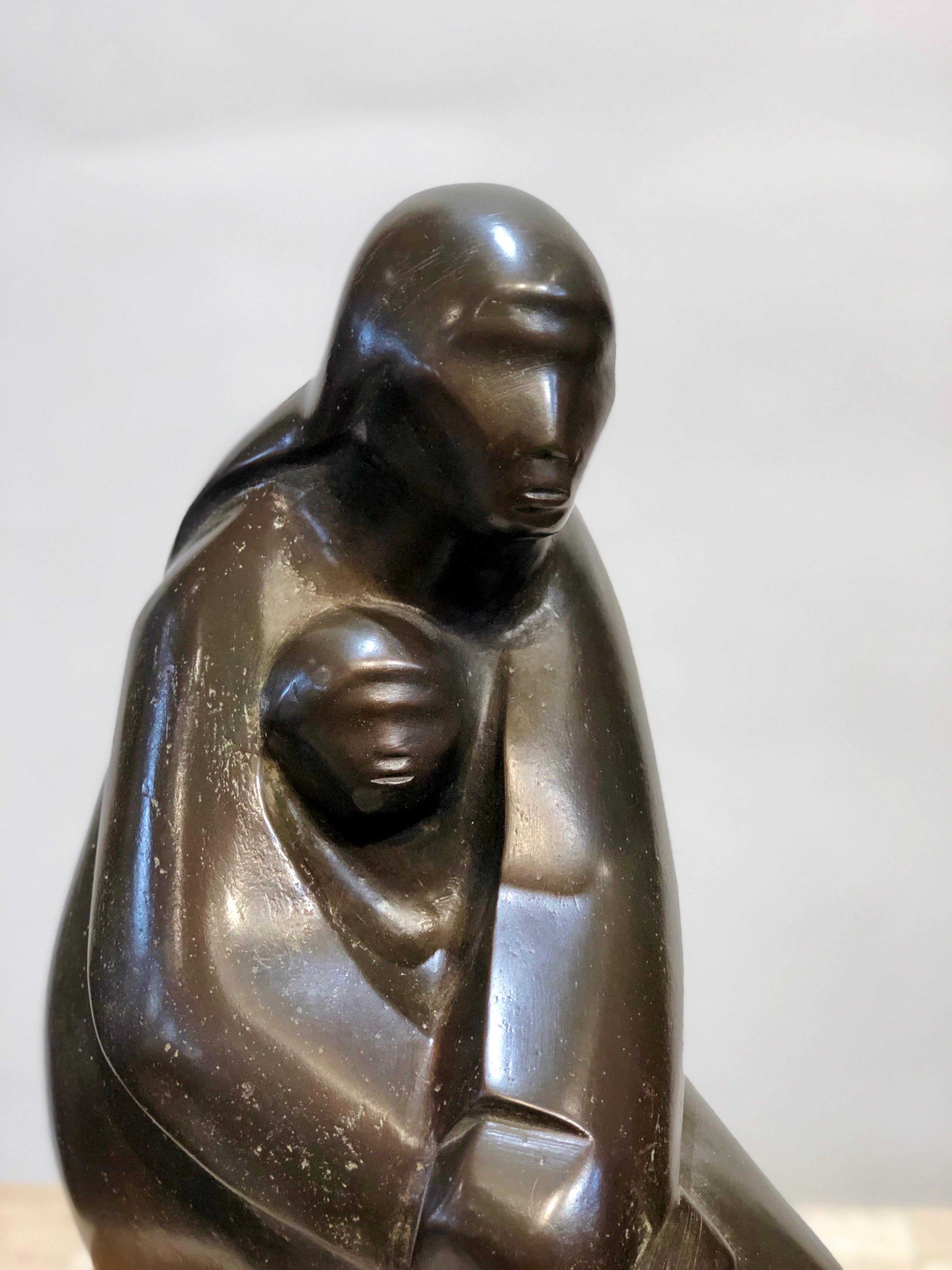 « Almost Asleep » d'Allan Houser, sculpture en bronze représentant une mère et un enfant, édition marron en vente 3
