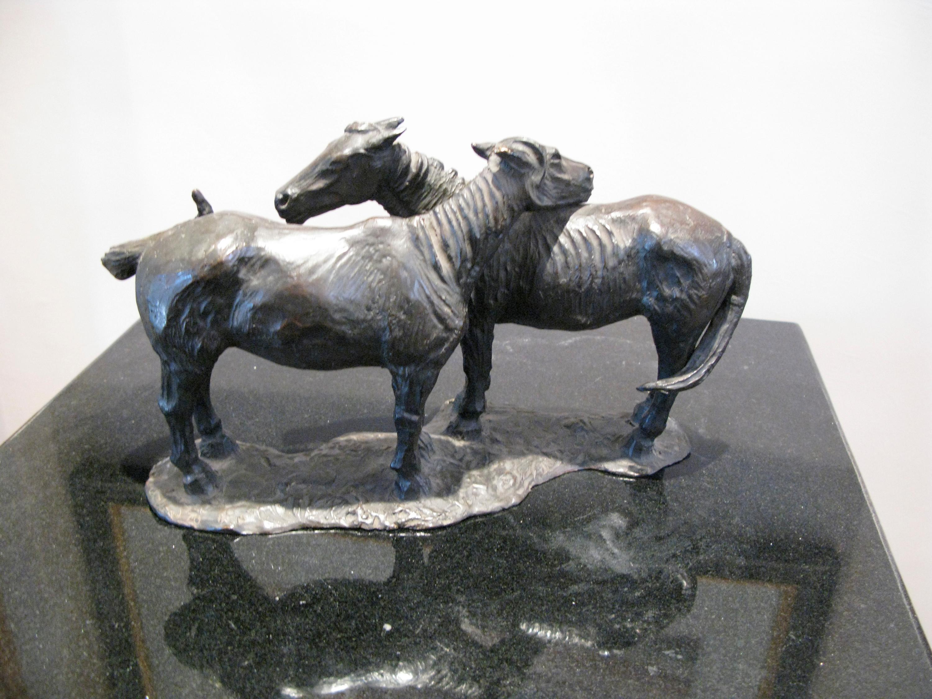 Poneys indiens, sculpture réaliste en bronze, patine brun foncé, chevaux, Nambe - Sculpture de Allan Houser