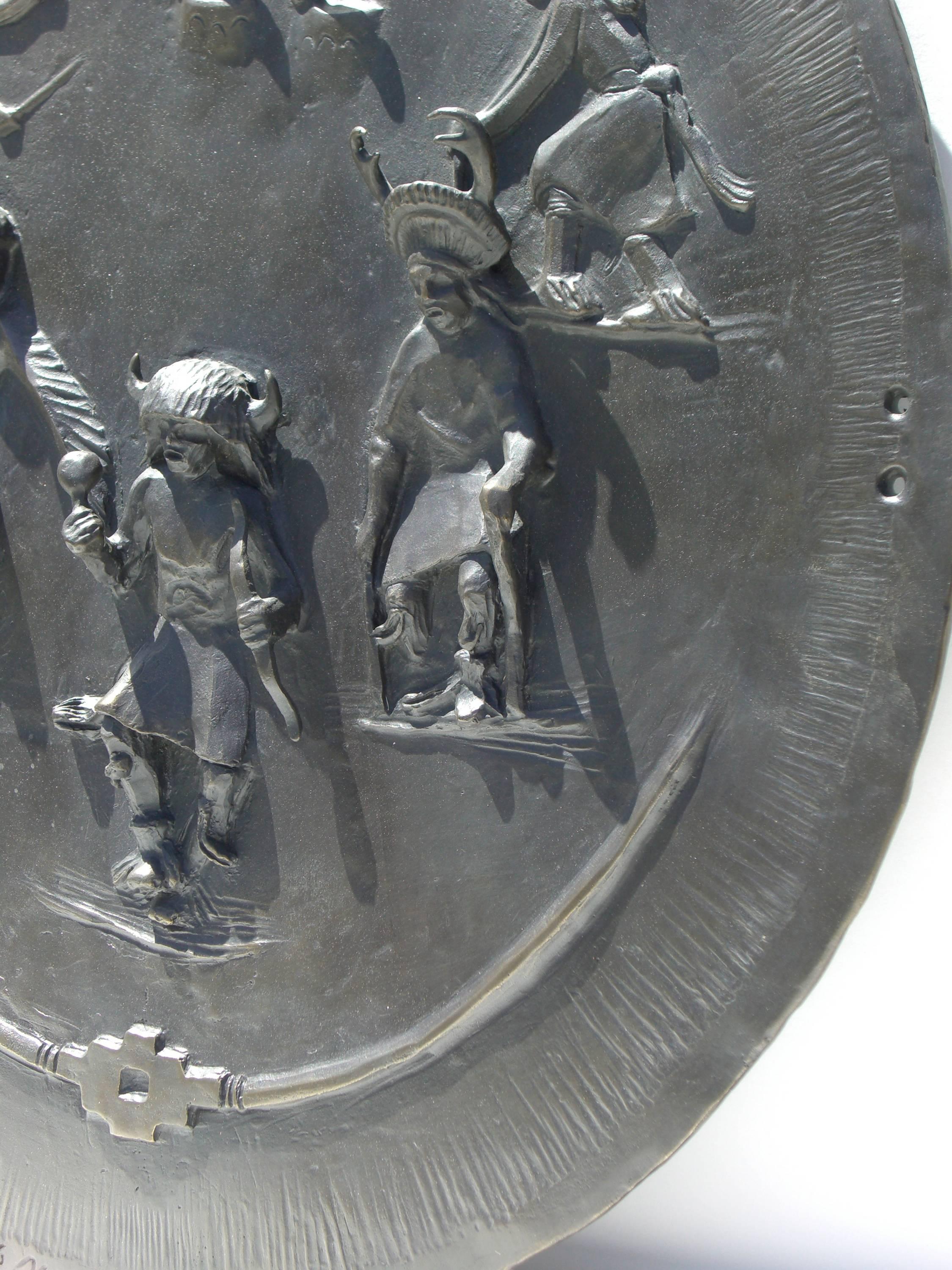 Escudo de la Danza del Suroeste, Allan Houser, relieve, bronce, Arte nativo contemporáneo en venta 4