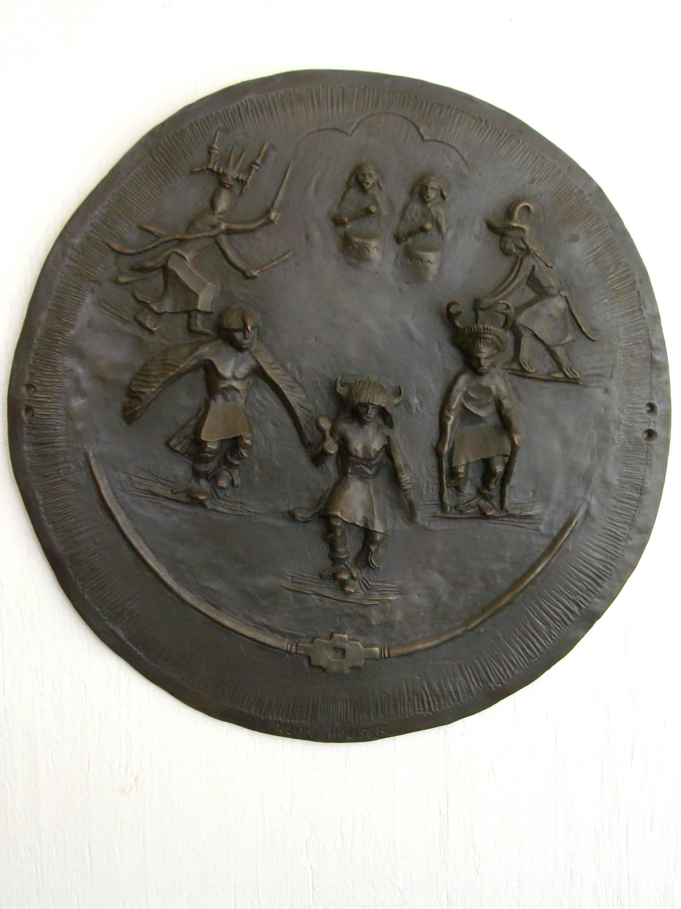 Escudo de la Danza del Suroeste, Allan Houser, relieve, bronce, Arte nativo contemporáneo en venta 1