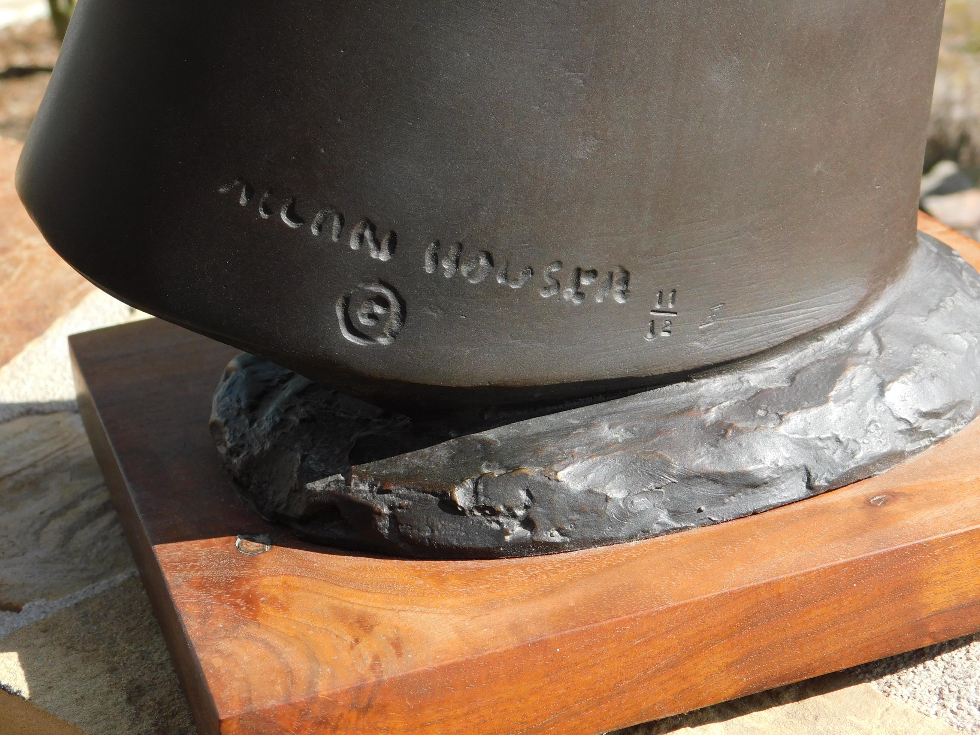 Allan Houser Modernistische Bronzeskulptur der amerikanischen Ureinwohner der Moderne, 1989, „Watching““ 2