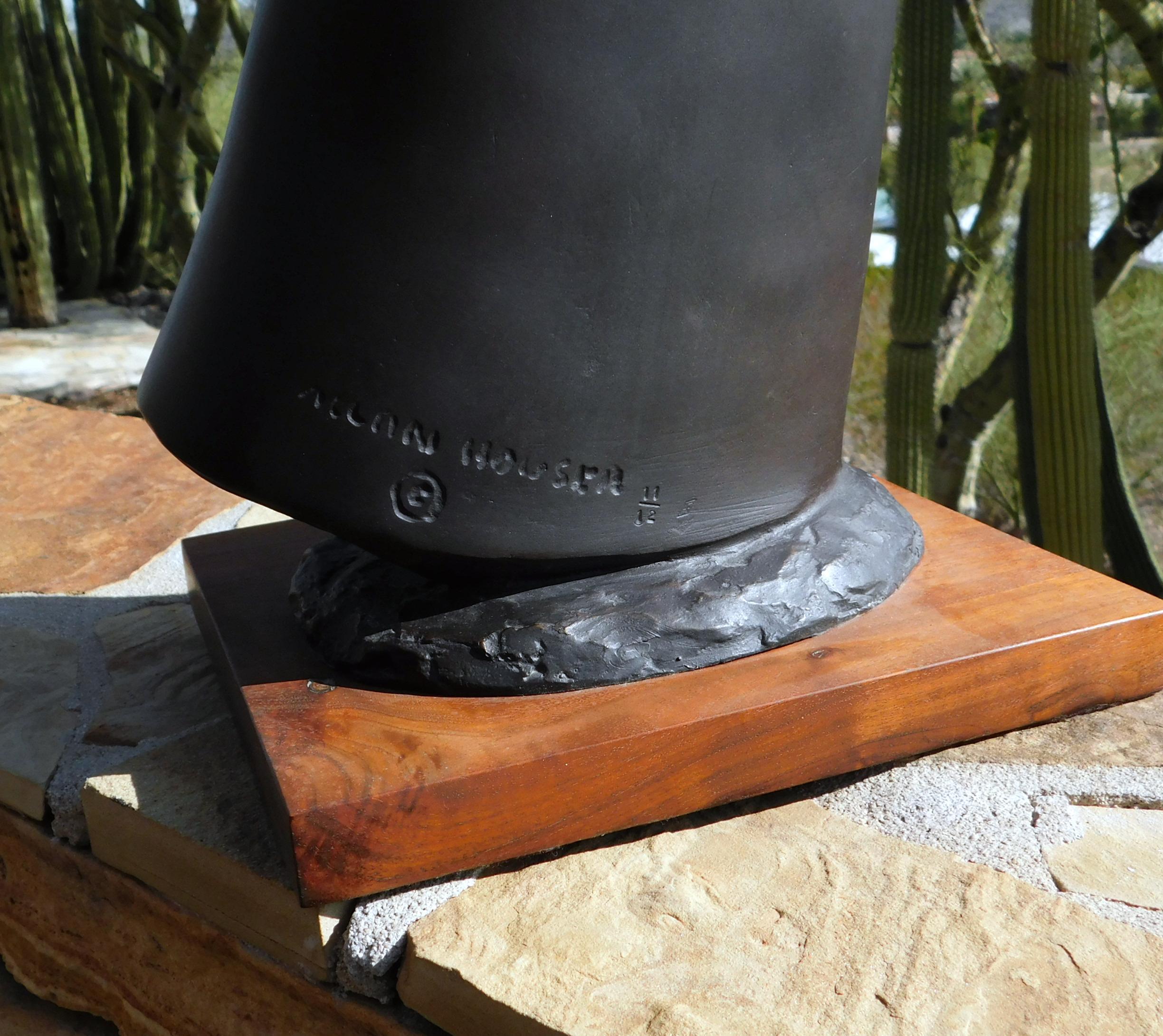 Allan Houser Modernistische Bronzeskulptur der amerikanischen Ureinwohner, 1989, „Watching“ im Angebot 4
