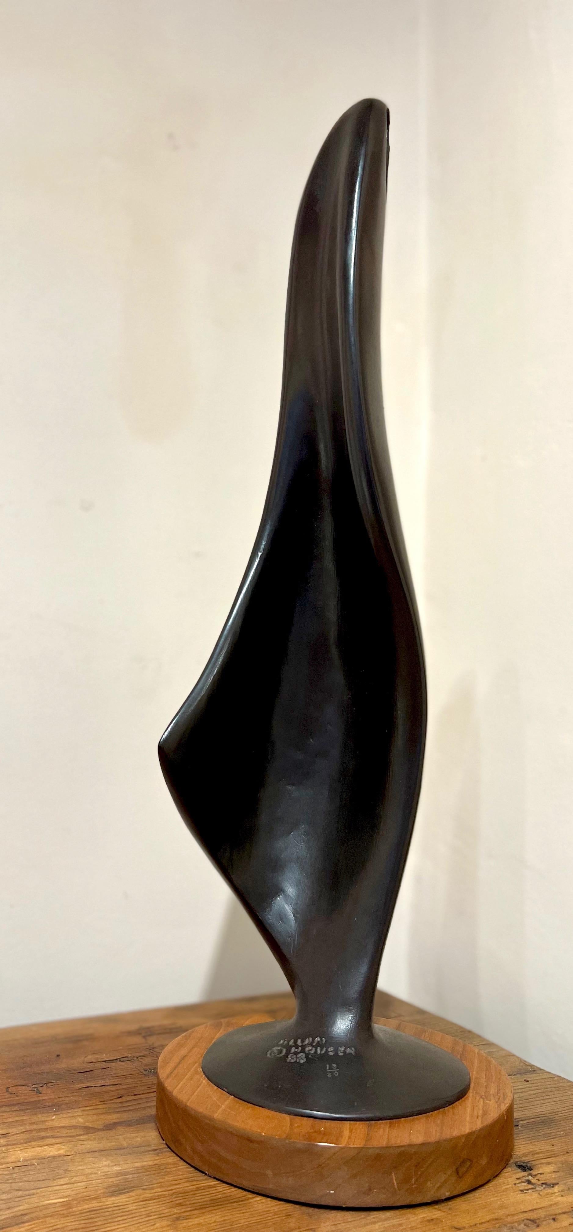 Brese du désert d'Allan Houser Haozous, sculpture en bronze, figures enfermées en vente 3