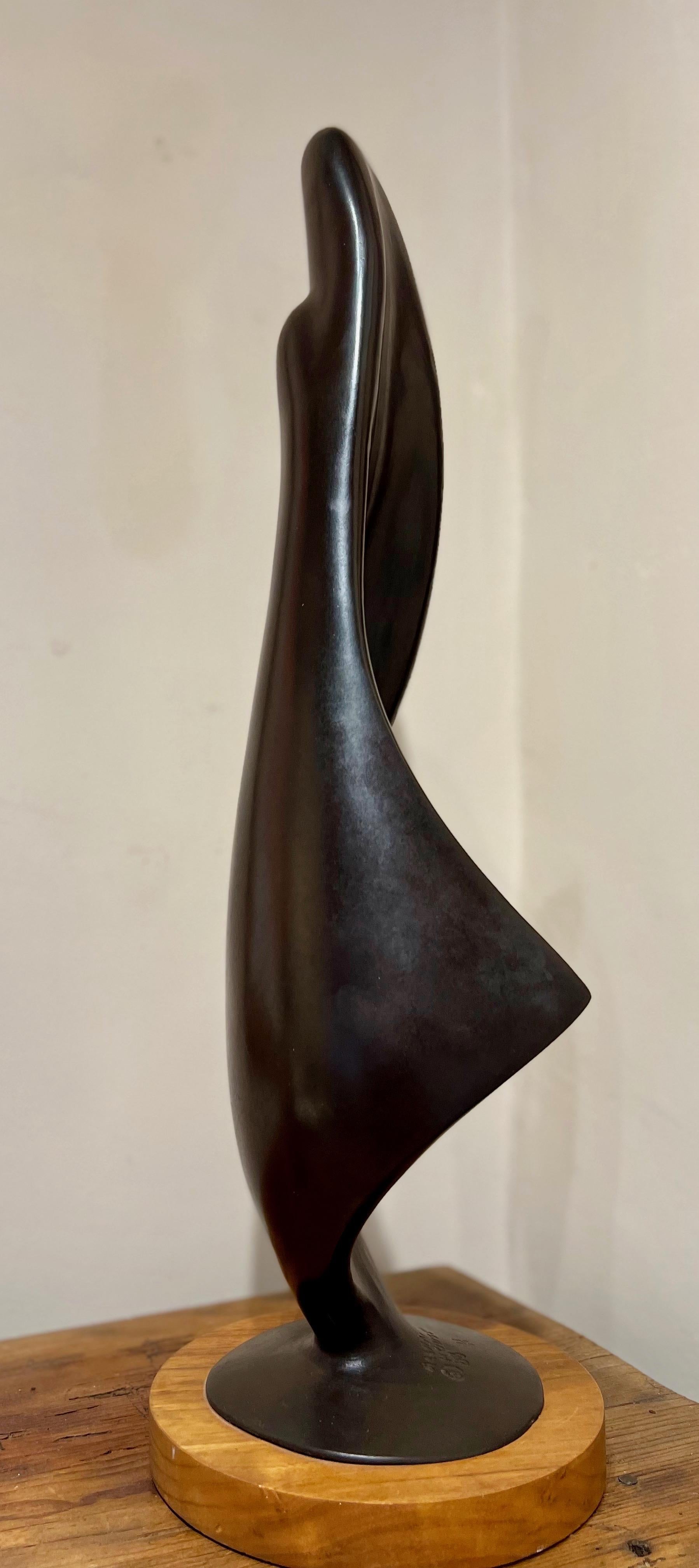 Brese du désert d'Allan Houser Haozous, sculpture en bronze, figures enfermées en vente 4
