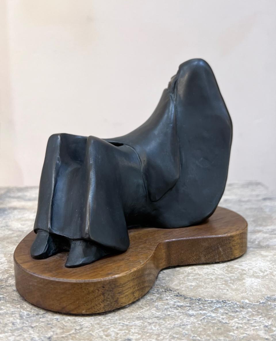Observante, de Allan Houser, bronce, escultura, edición limitada, figura de manta en venta 3