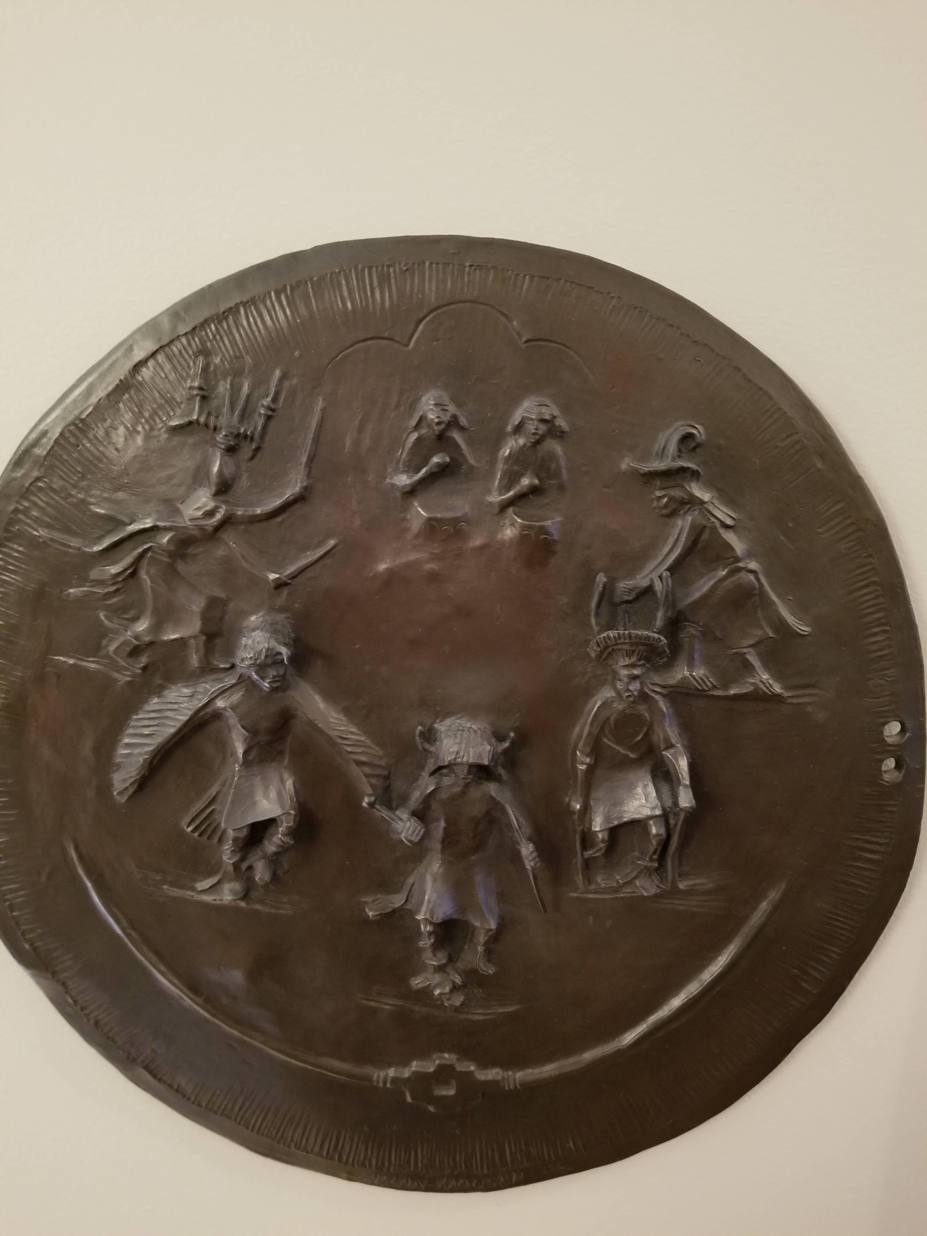 Escudo de la Danza del Suroeste, Allan Houser, relieve, bronce, Arte nativo contemporáneo en venta 2