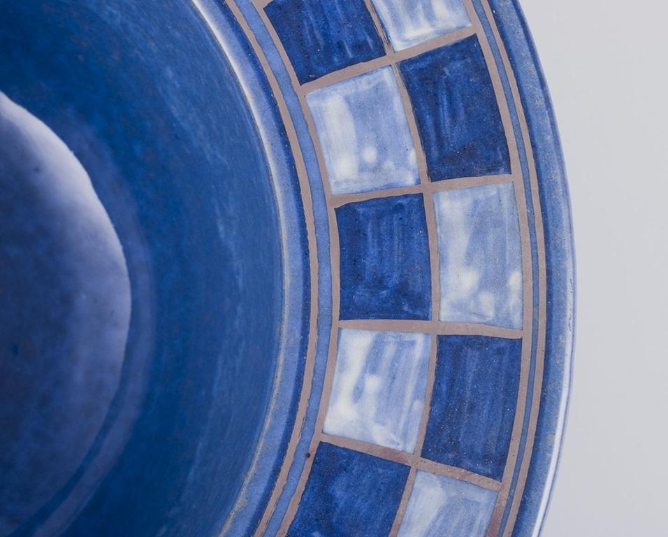 Danois Allan Hytholm, Danish studio ceramist. Large ceramic bowl with checkered pattern en vente