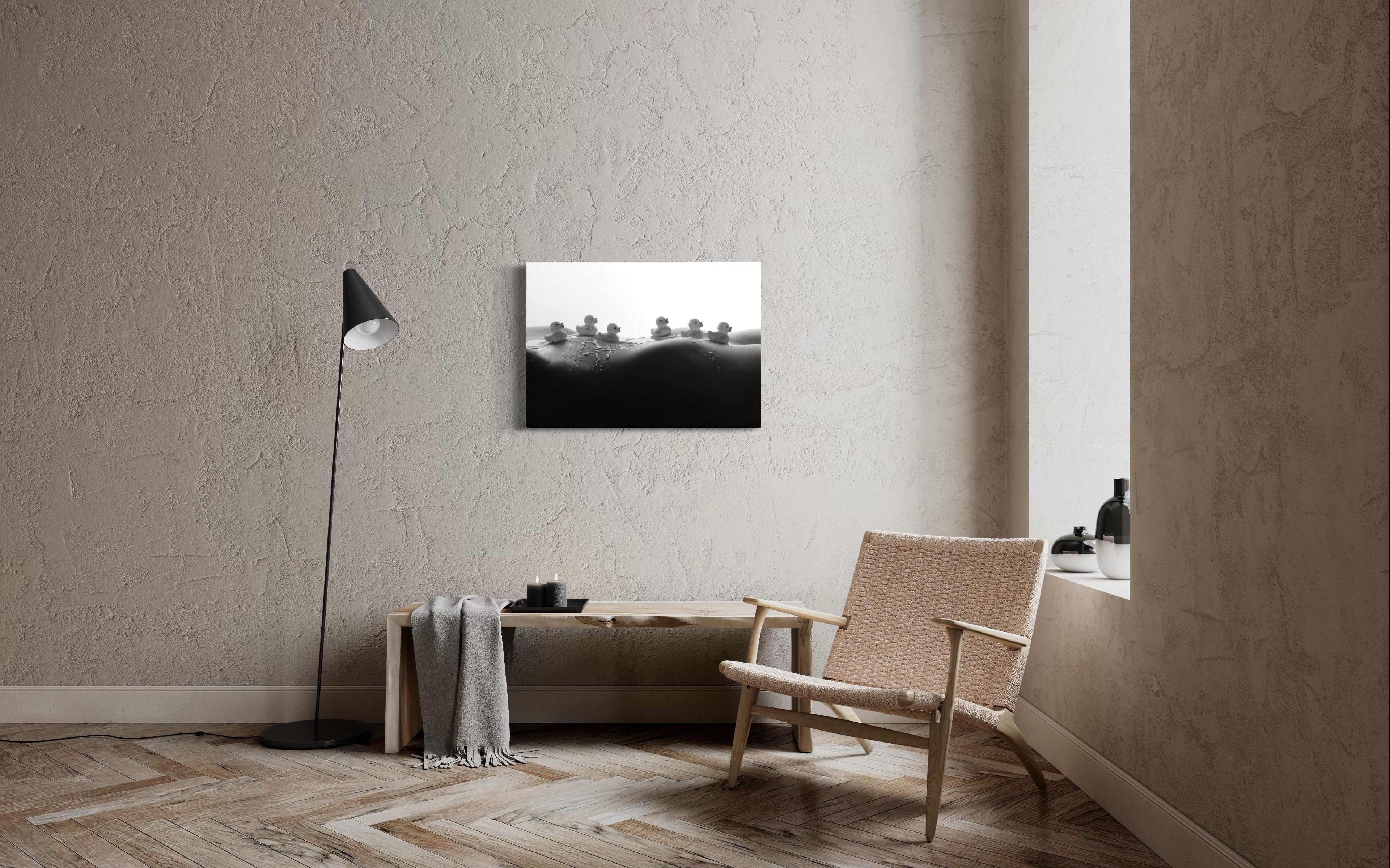 Ducs caoutchouc en caoutchouc - photographies en noir et blanc - Contemporain Photograph par Allan I. Teger
