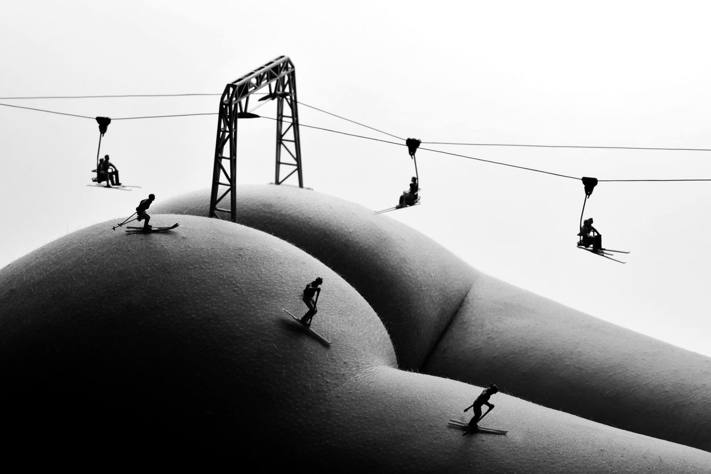 Skigebiet  Schwarz-Weiß-Fotografie der Moderne – Photograph von Allan I. Teger