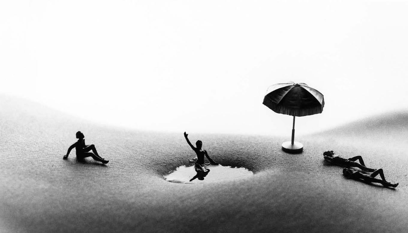 Trou de bain - photographies en noir et blanc - Contemporain Photograph par Allan I. Teger