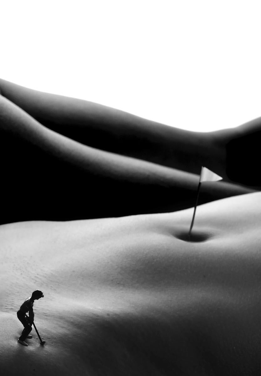 The long putt - black and white photography - Contemporary Photograph by Allan I. Teger