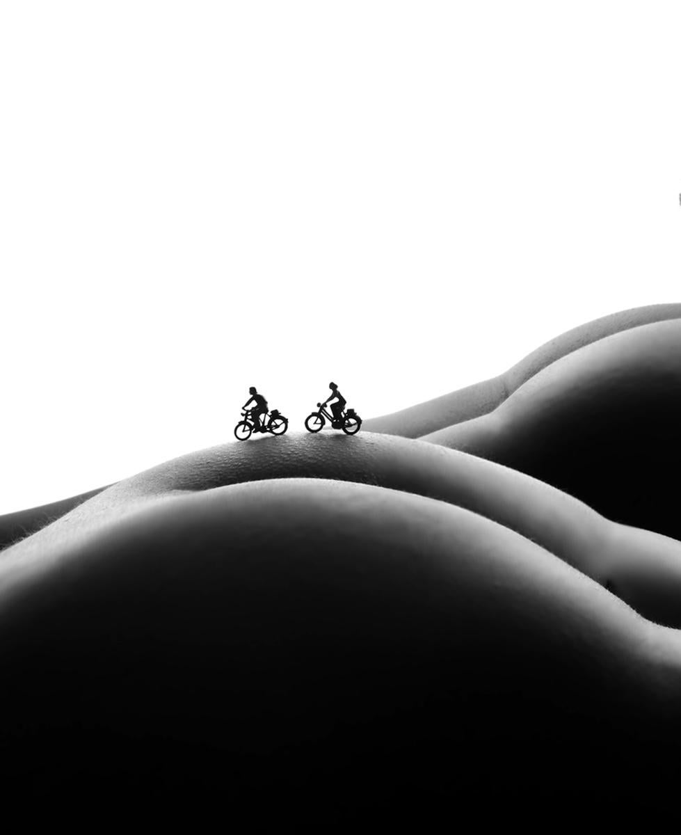 Zwei Fahrrads – Schwarz-Weiß-Fotografie im Angebot 1