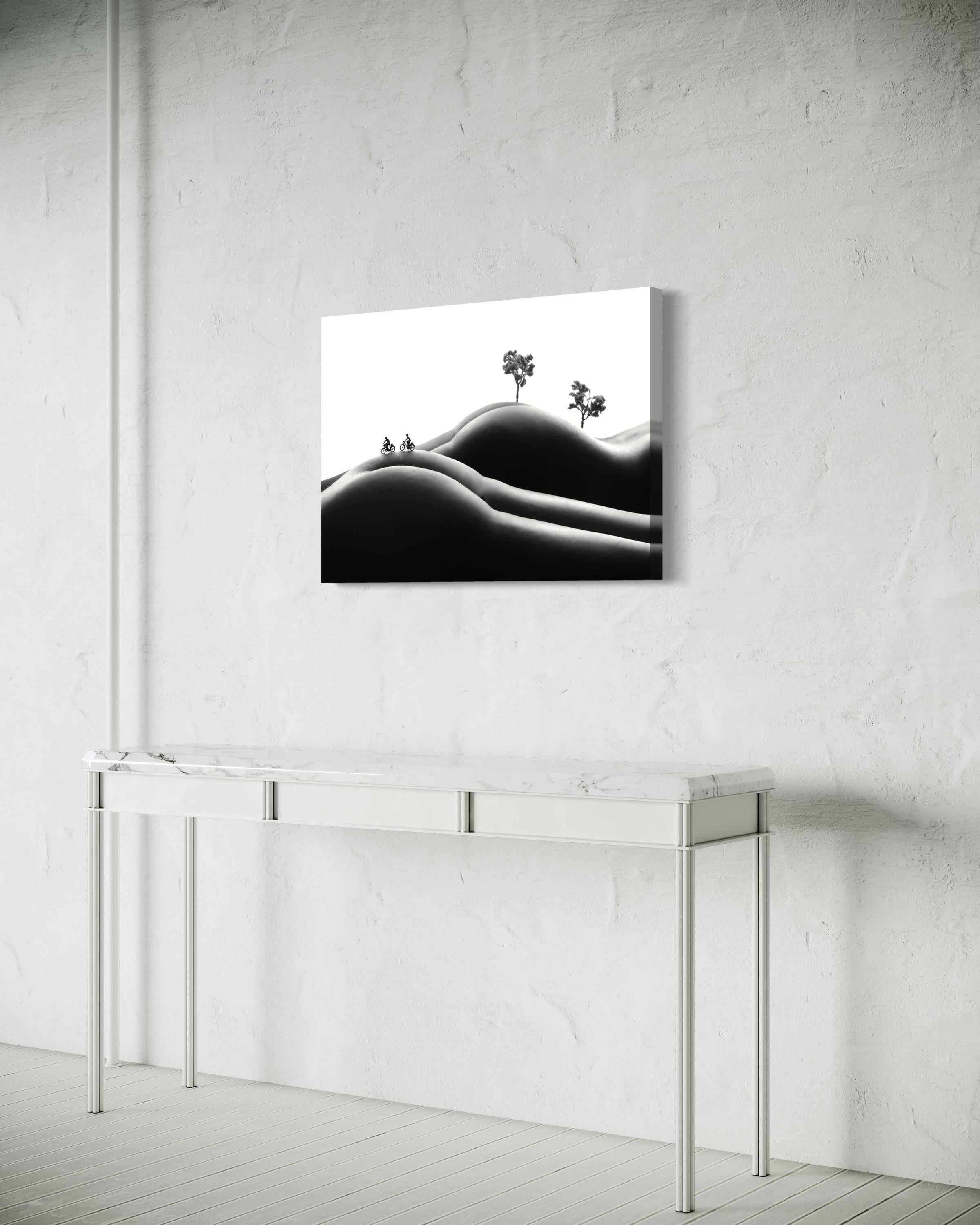 Zwei Fahrrads – Schwarz-Weiß-Fotografie im Angebot 4