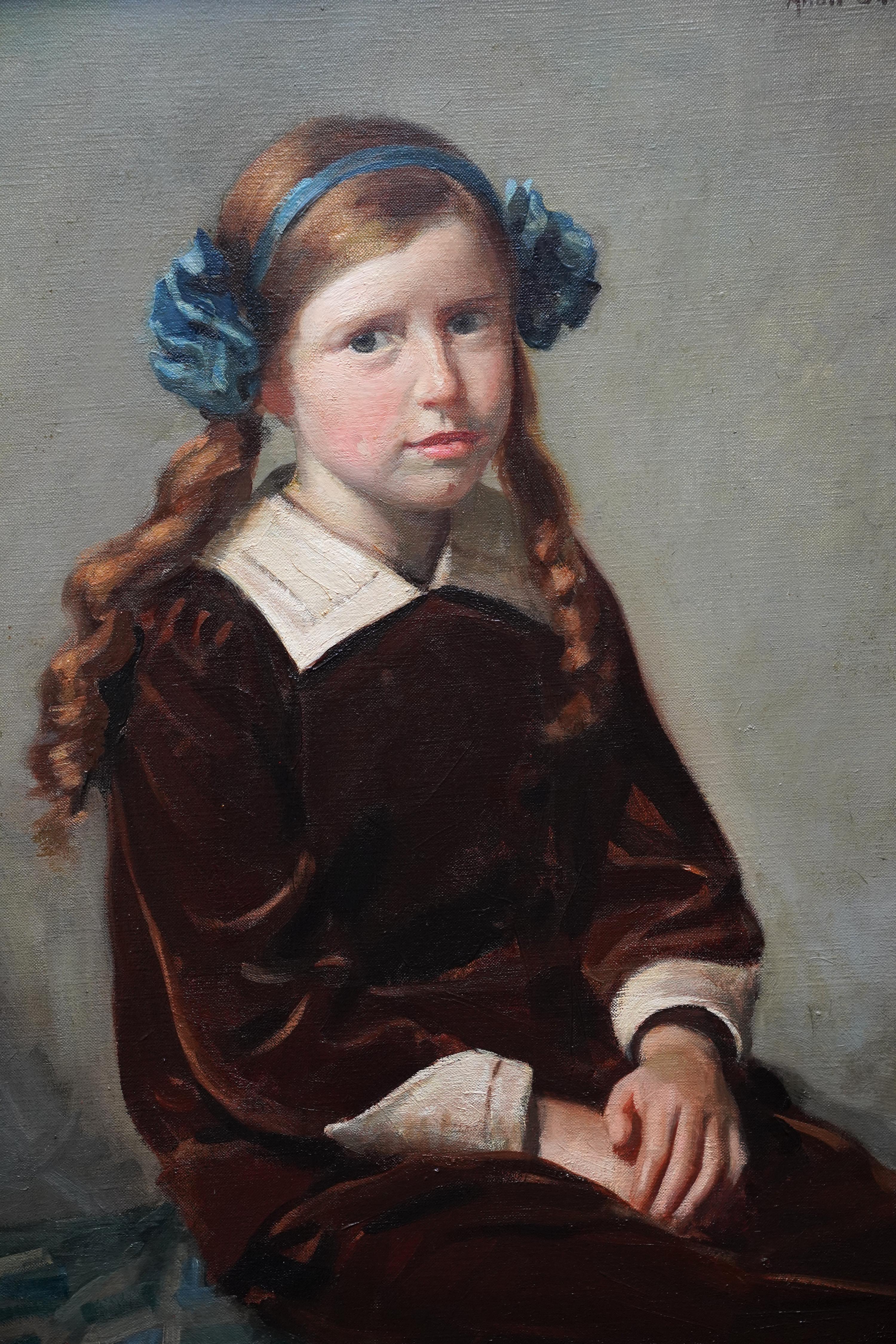 Dieses schöne Porträt-Ölgemälde stammt von dem schottischen Künstler Allan Newton Sutherland, der es ausgestellt hat. Es wurde 1914 gemalt und zeigt ein sitzendes Porträt eines jungen schottischen Mädchens mit kastanienbraunem Haar und einem blauen