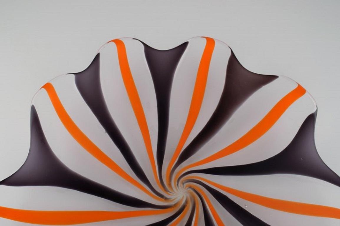 Allan Scharff per Holmegaard. Colossale piatto unico / ciotola in vetro artistico soffiato a bocca. Design danese, anni '80.
Misure: 55 x 9 cm.
In ottime condizioni.
Firmato.

Allan Scharff è un rinomato argentiere e designer con sede a
