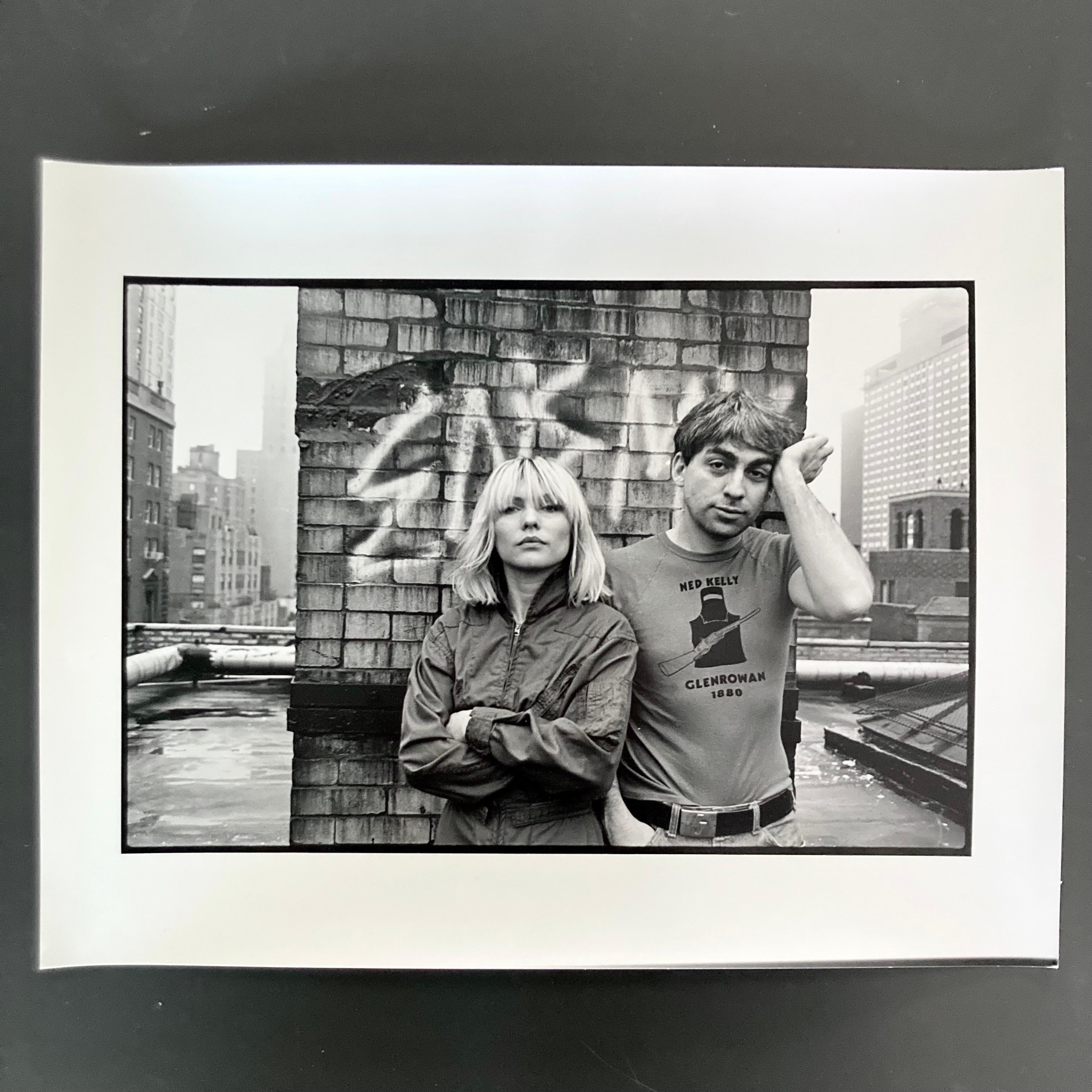 Vintage-Dunkelkammerabzug von Debbie Harry und Chris Stein von Blondie, aufgenommen auf dem Dach ihrer Wohnung in New York City im Jahr 1980. Dieser Druck ist ein originaler, handgedruckter Dunkelkammerabzug des Fotografen Allan Tannenbaum. 

Dieser