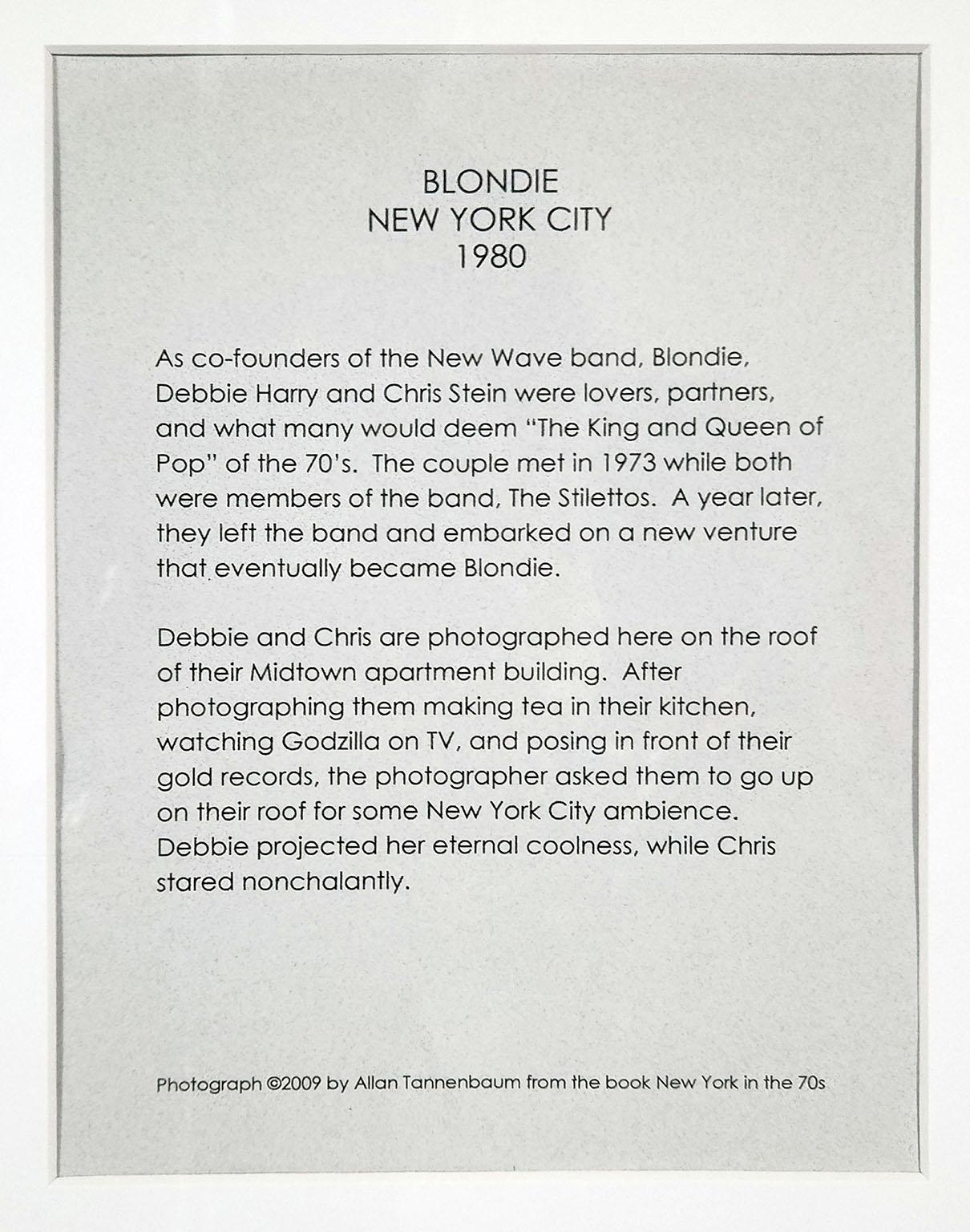 Photo encadrée « Deborah Harry and Chris Stein of Blondie on Their Roof in NYC »  - Photograph de Allan Tannenbaum