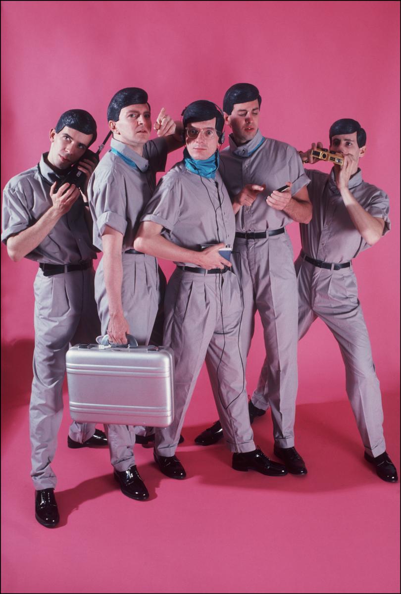 Allan Tannenbaum Color Photograph – Devo Graue Anzüge