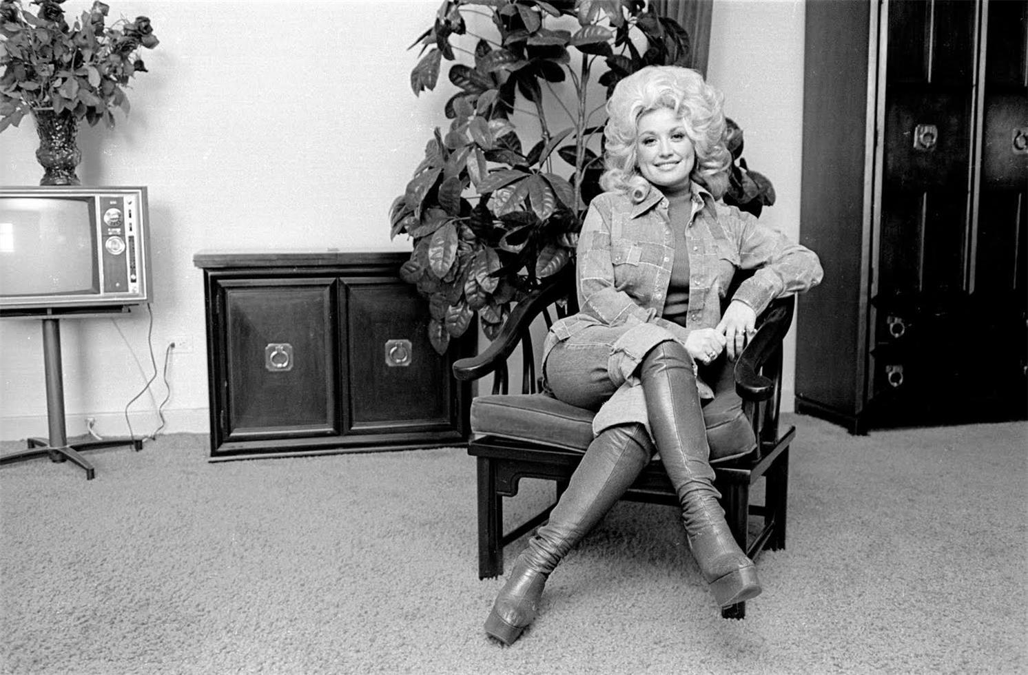 Allan Tannenbaum Black and White Photograph - Dolly Parton, New York City, 1977