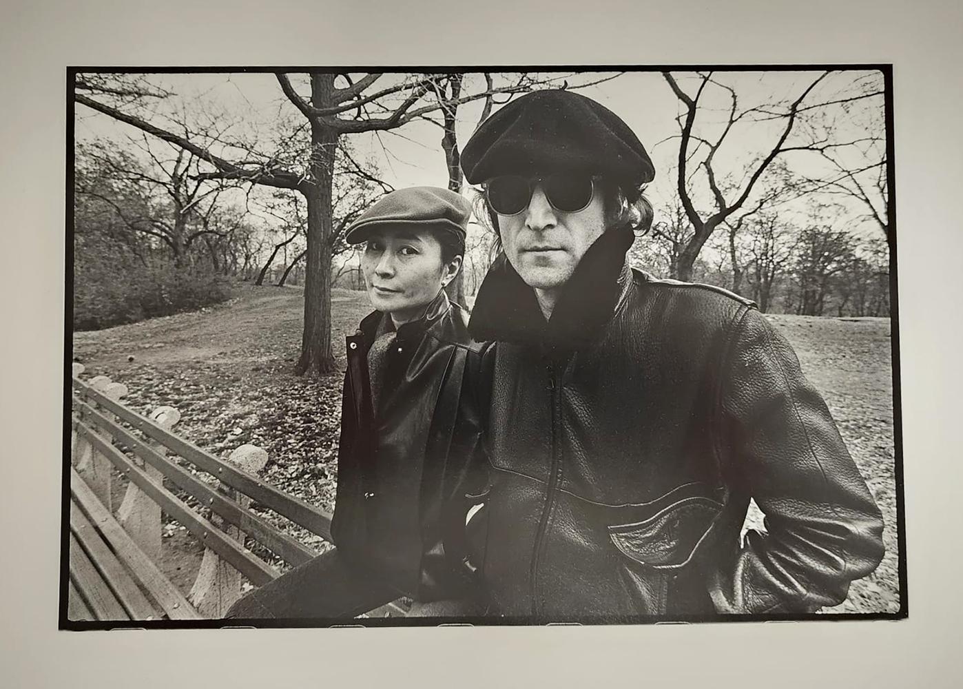 Allan Tannenbaum Figurative Photograph - John Lennon and Yoko Ono, Central Park 1980