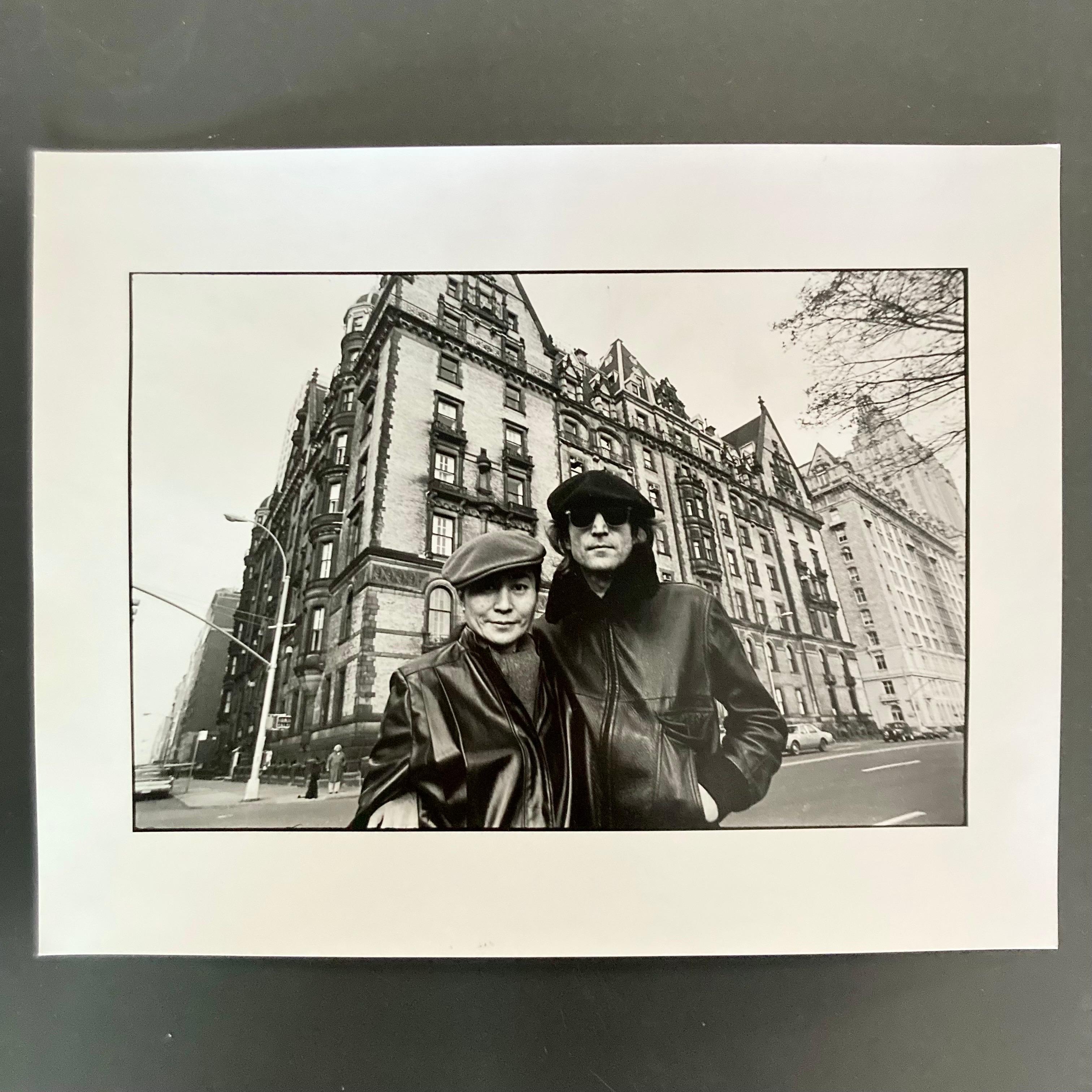 Vintage-Dunkelkammerabzug von John Lennon und Yoko Ono, aufgenommen vor dem Dakota Building am 21. November 1980. Dieser Druck ist ein originaler, handgedruckter Dunkelkammerabzug des Fotografen Allan Tannenbaum. 

Dieser 11x14" große Vintage-Druck
