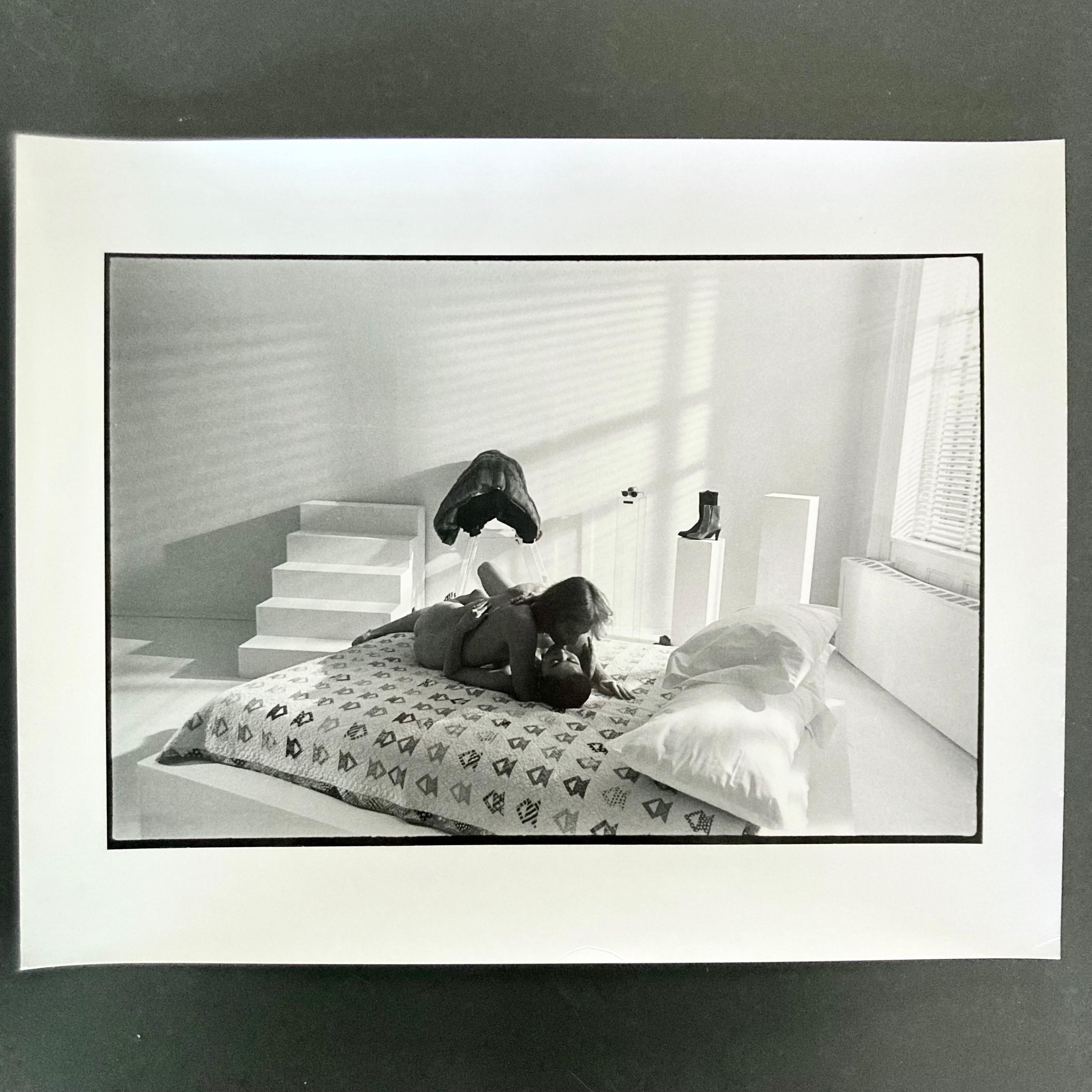 Vintage-Dunkelkammerabzug von John Lennon und Yoko Ono, aufgenommen in New York, nackt im Bett, 26. November 1980. Dieser Druck ist ein originaler, handgedruckter Dunkelkammerabzug des Fotografen Allan Tannenbaum. 

Dieser 11x14" große Vintage-Druck