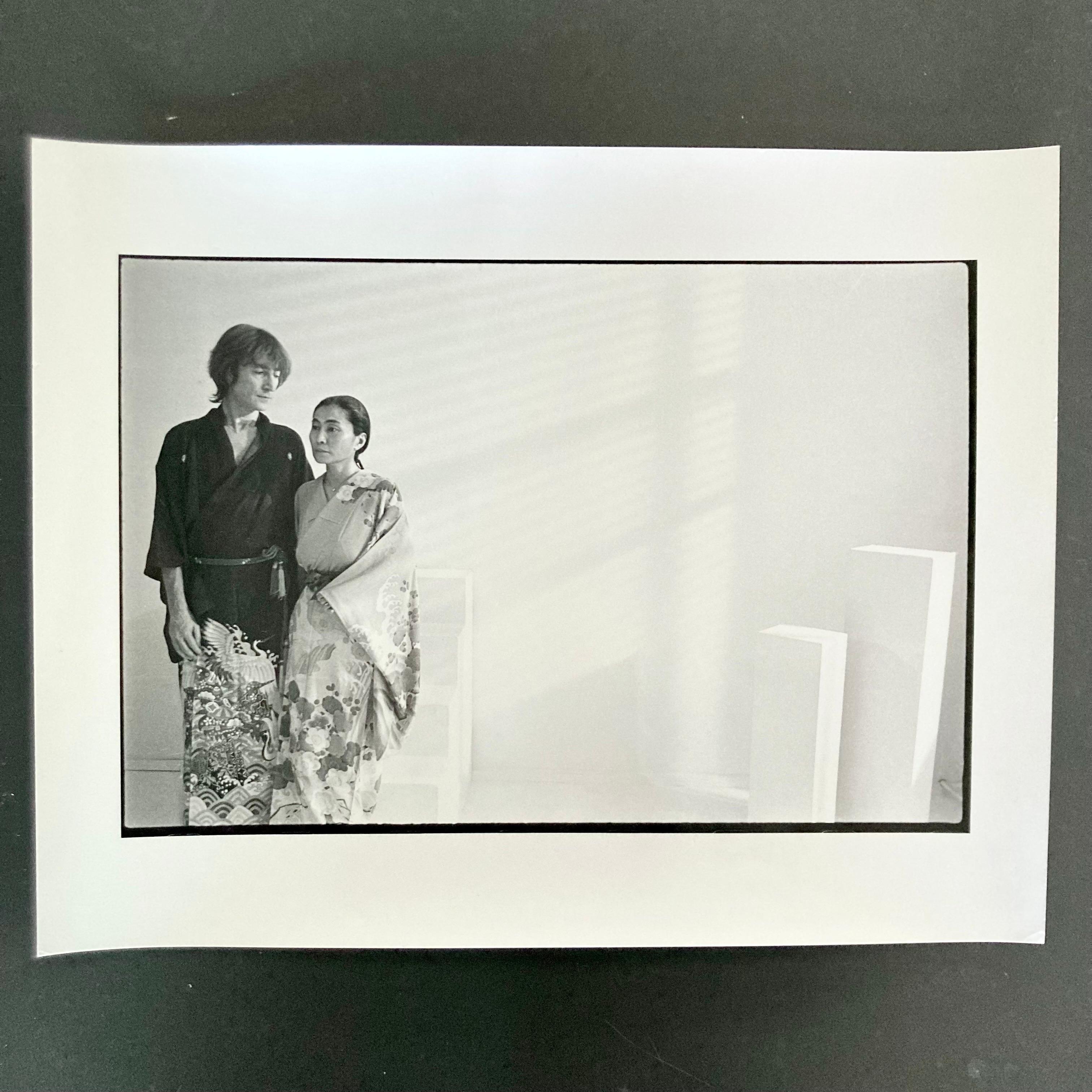 Vintage Dunkelkammerabzug von John Lennon und Yoko Ono, aufgenommen in New York am Set von "Starting Over" am 26. November 1980. Dieser Druck ist ein originaler, handgedruckter Dunkelkammerabzug des Fotografen Allan Tannenbaum. 

Dieser 11x14" große