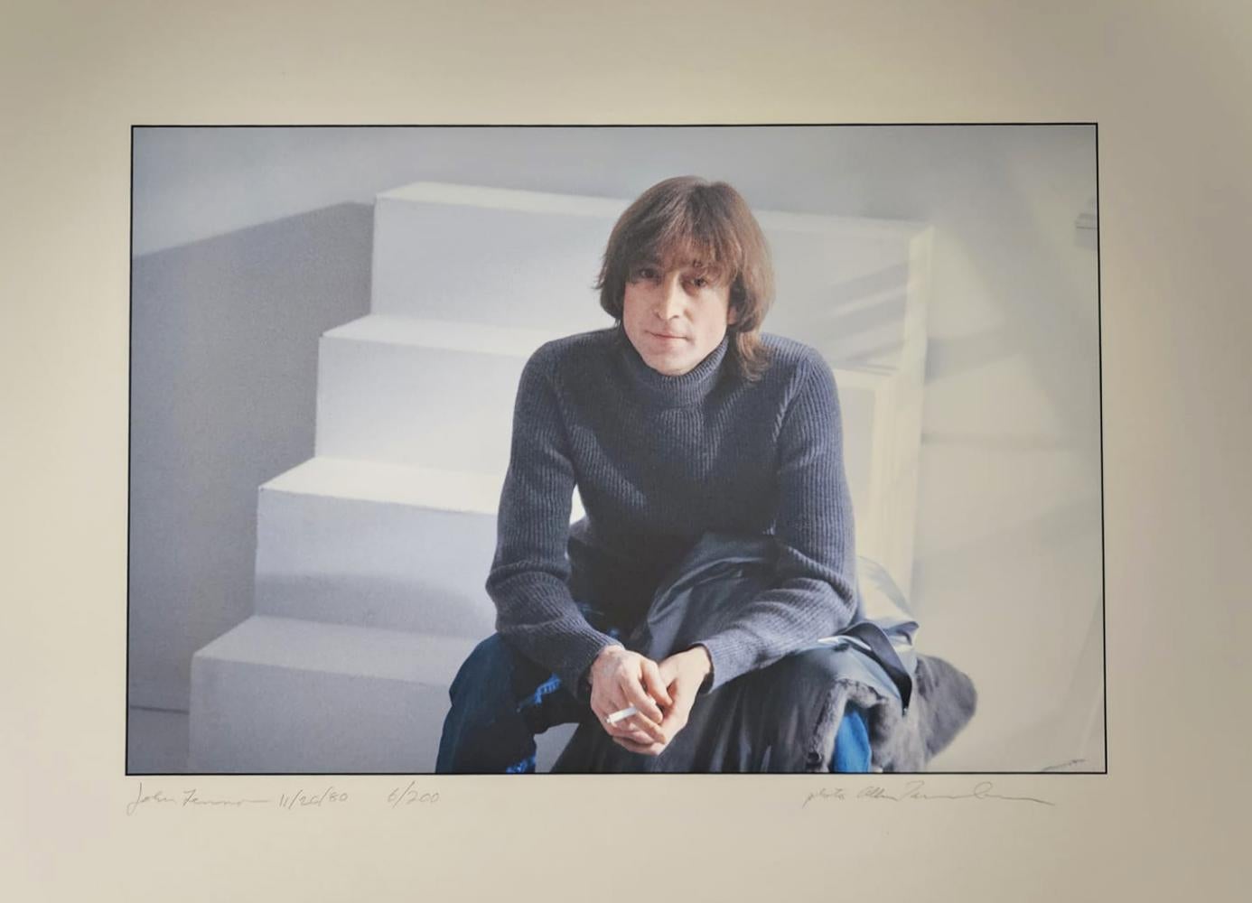 Figurative Photograph de Allan Tannenbaum - Pausa para fumar John Lennon, Nueva York, 1980