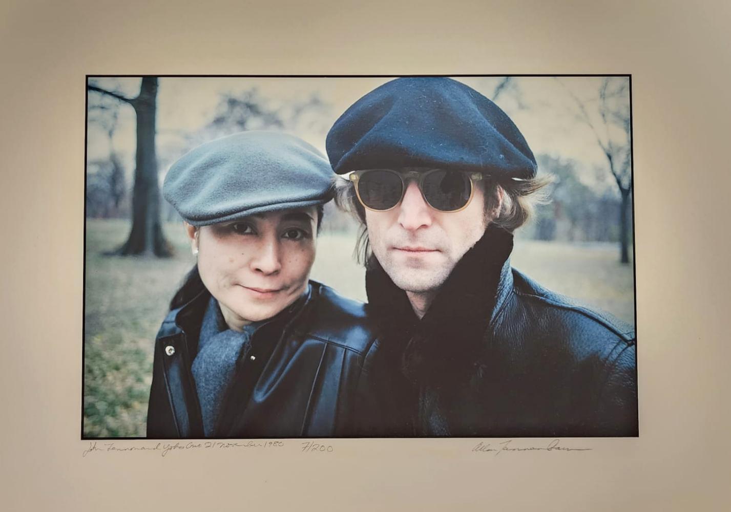 Allan Tannenbaum Figurative Photograph – John Lennon und Yoko Ono, Central Park, 1980