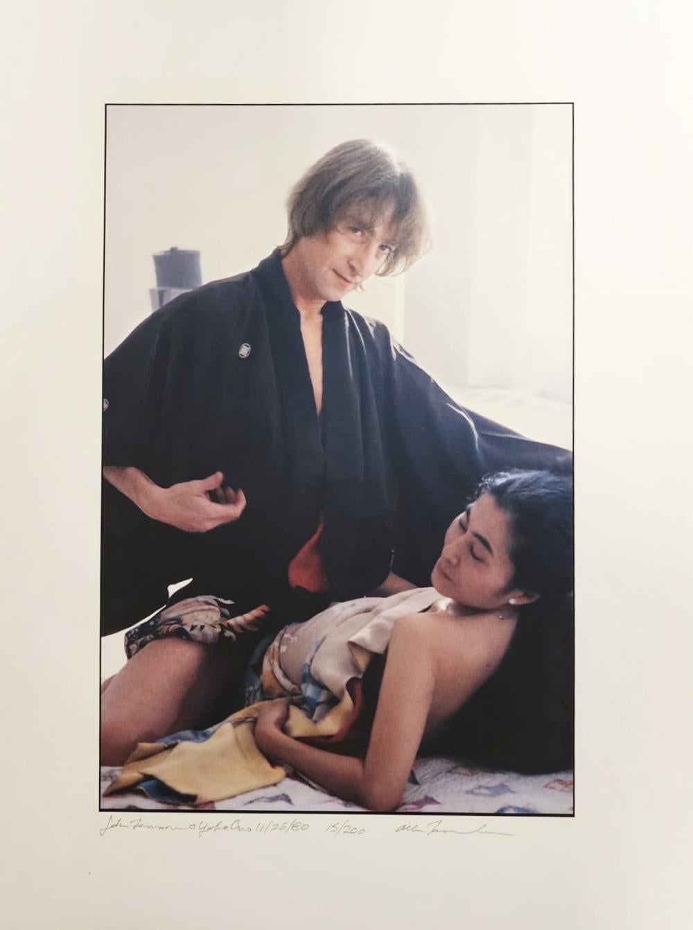 Figurative Photograph di Allan Tannenbaum - John Lennon e Yoko Ono con i kimono, NYC, 1980