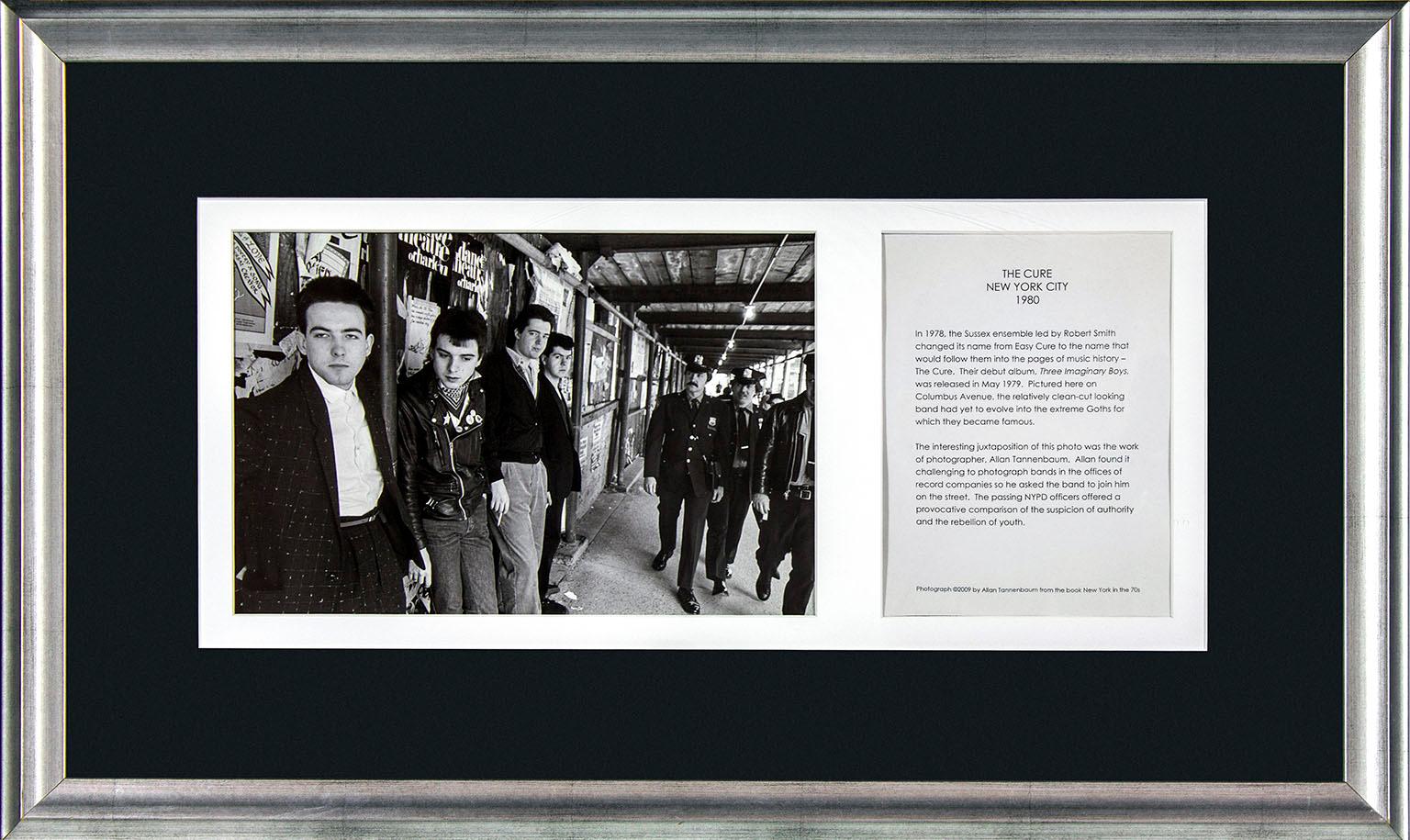 "The Cure Gets Caught on Columbus Ave, NYC 4/11/80", photographie en noir et blanc d'Allan Tannenbaum. Taille de l'image : 9 x 13 pouces. Le texte est le suivant : "The Cure New York City 1980. En 1978, l'ensemble du Sussex dirigé par Robert Smith