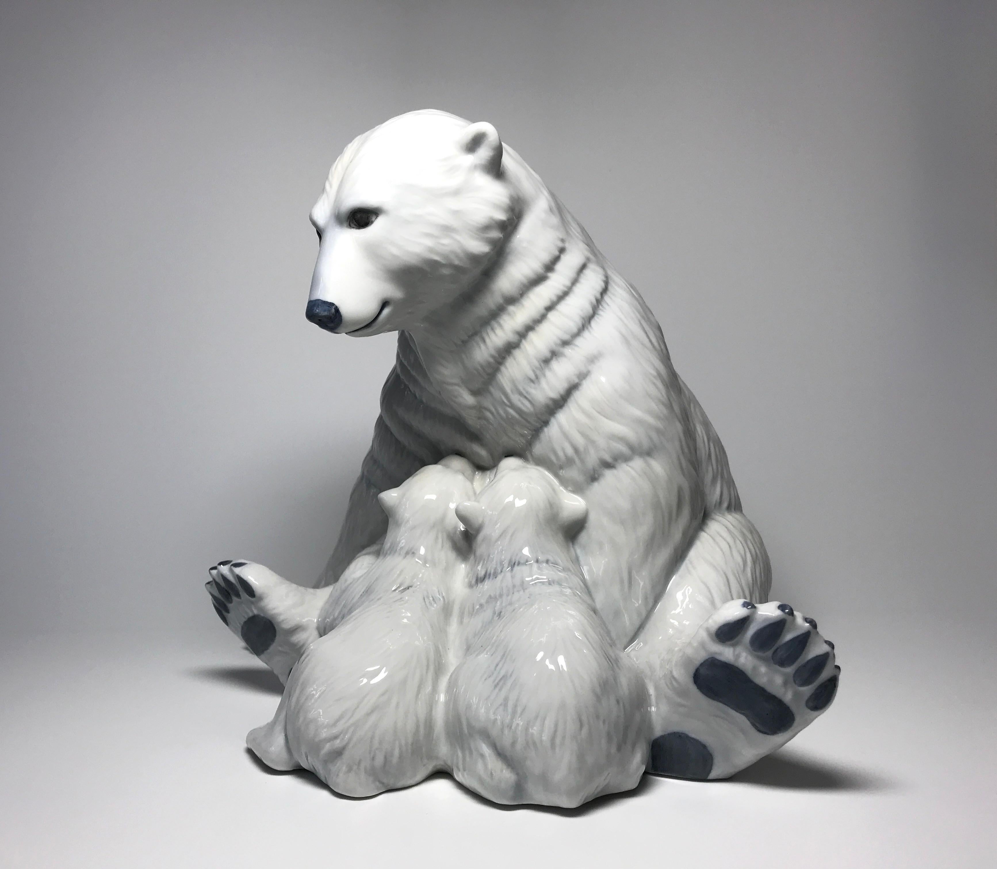 Créée par Allan Therkelsen pour Royal Copenhagen, cette ourse polaire en porcelaine blanche et ses deux oursons font partie de la série de figurines 