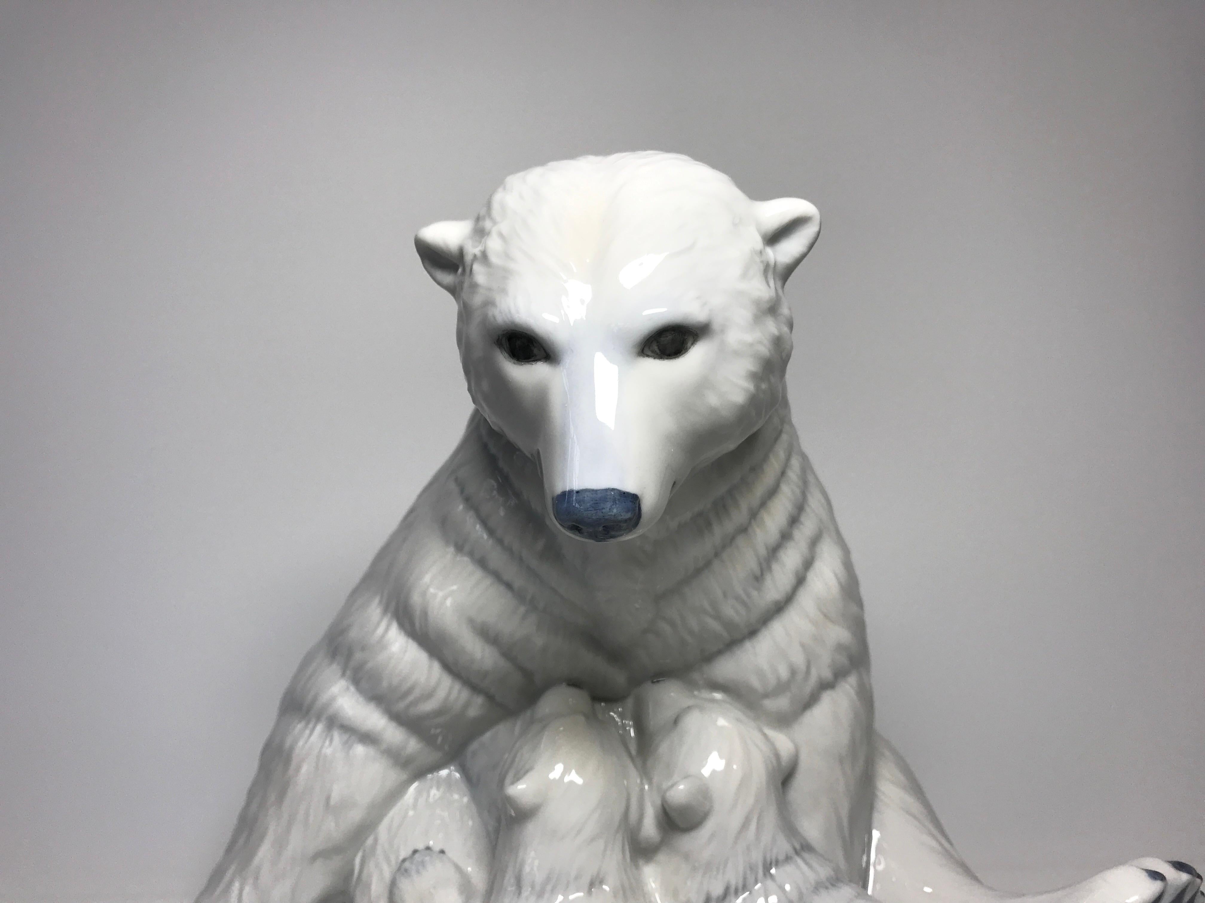 Danois Allan Therkelsen Royal Copenhagen Motherly Love Porcelain Polar Bear & Cubs #087 en vente