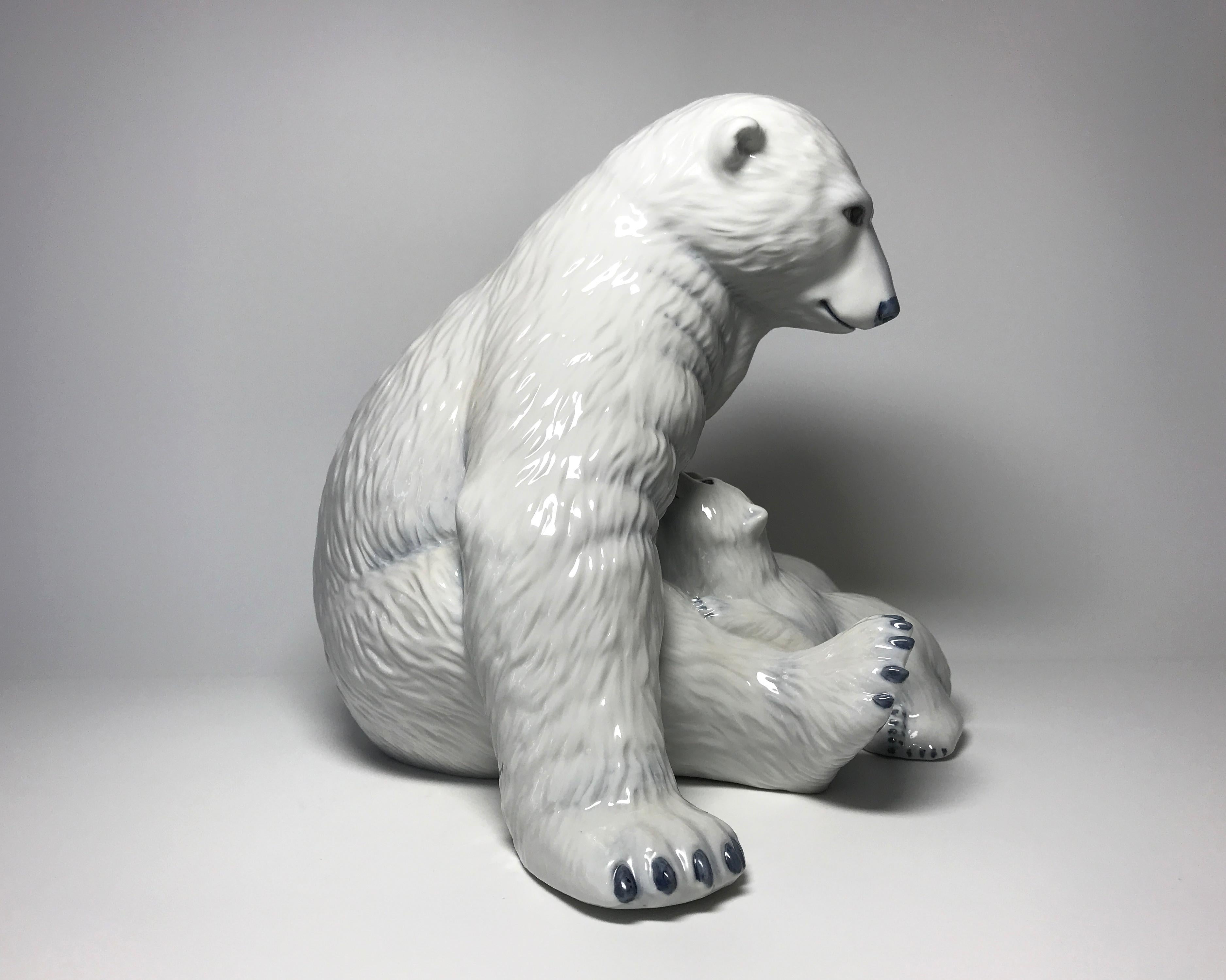 Vernissé Allan Therkelsen Royal Copenhagen Motherly Love Porcelain Polar Bear & Cubs #087 en vente