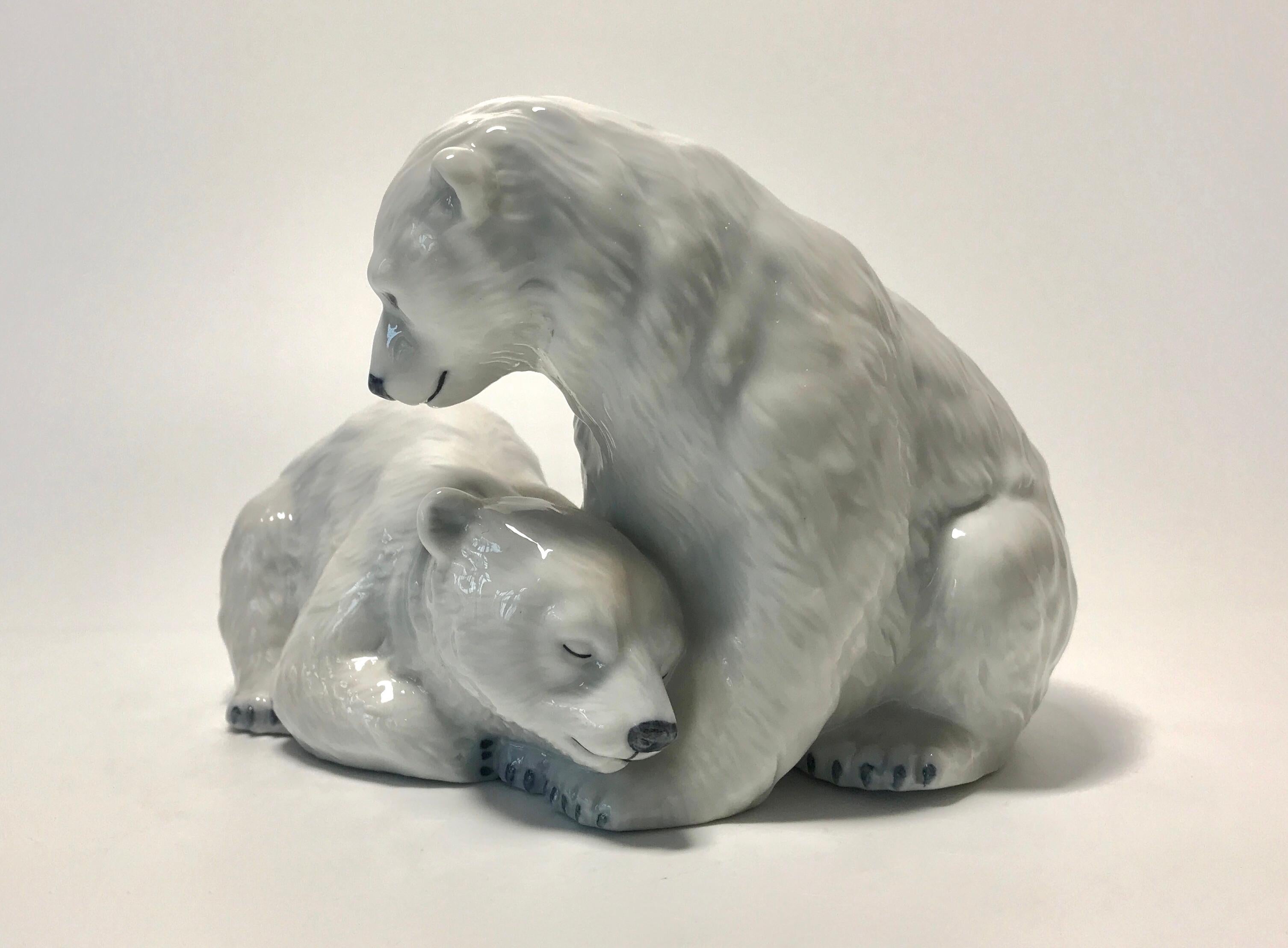 Allan Therkelsen für Royal Copenhagen Porzellan Zwillings-Eisbärenjungen Figur #356
Wunderschön geformt und handbemalt mit der Unterglasurtechnik, einer Methode, bei der das Stück bemalt wird, bevor es mit einer transparenten Glasur überzogen und