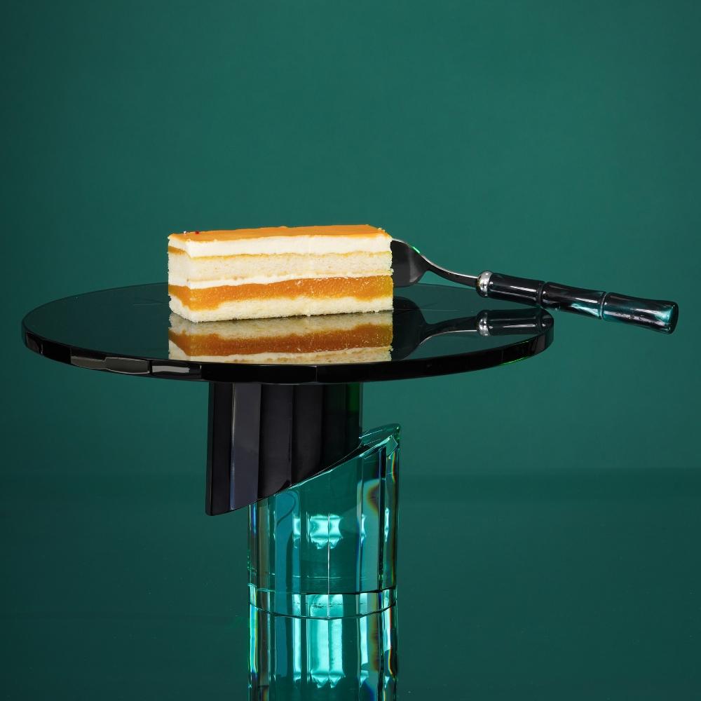 Der All'EDEN Handmade Crystal Cake Stand ist ein atemberaubendes Servierstück, das schwarze, klare und türkise Farbtöne wunderschön kombiniert. Dieser exquisite Kuchenständer wurde von erfahrenen Handwerkern gefertigt und dient nicht nur zur