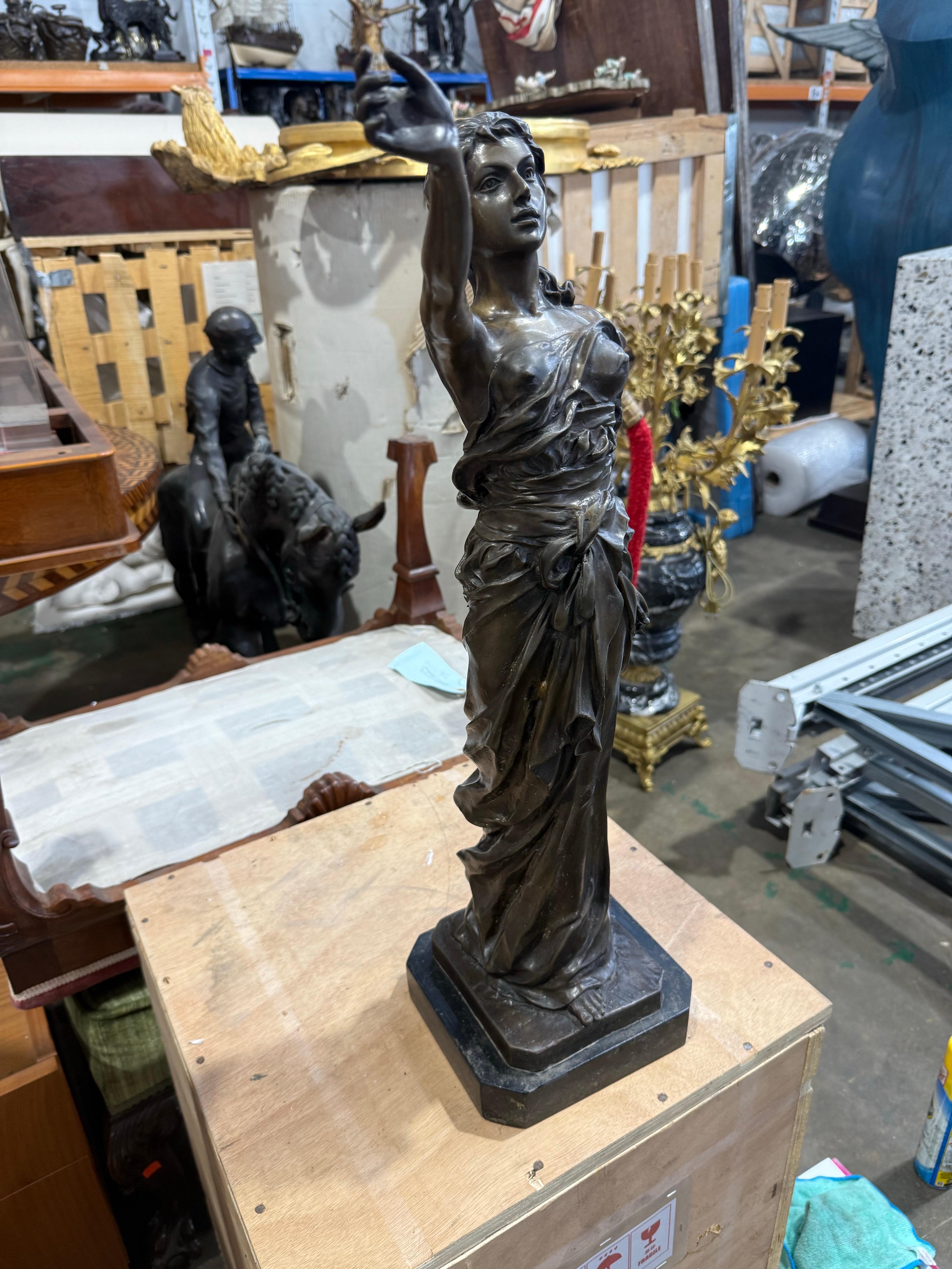 Européen Allegorical Bronze Figure of Liberty or Victory en vente