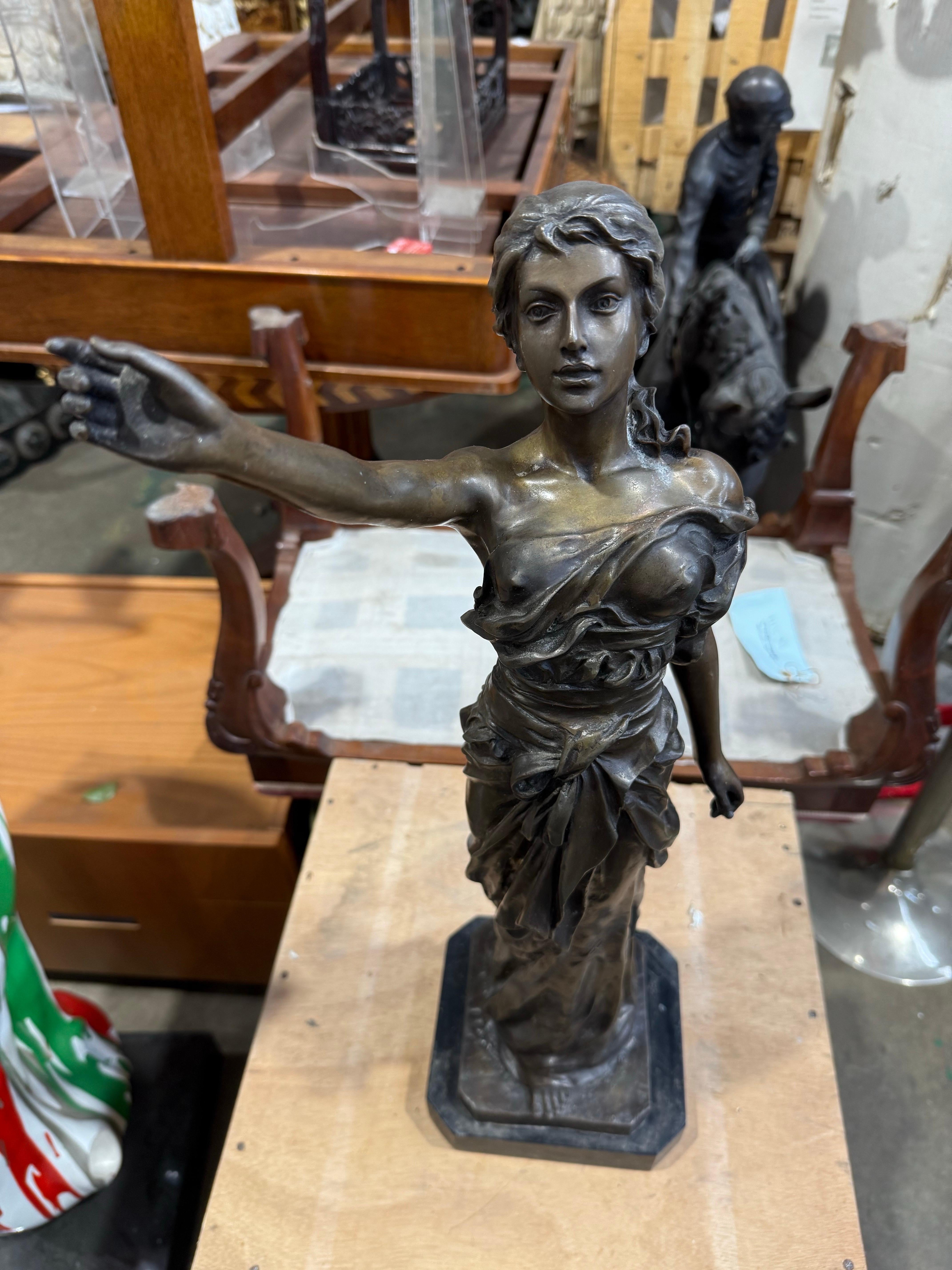 20ième siècle Allegorical Bronze Figure of Liberty or Victory en vente
