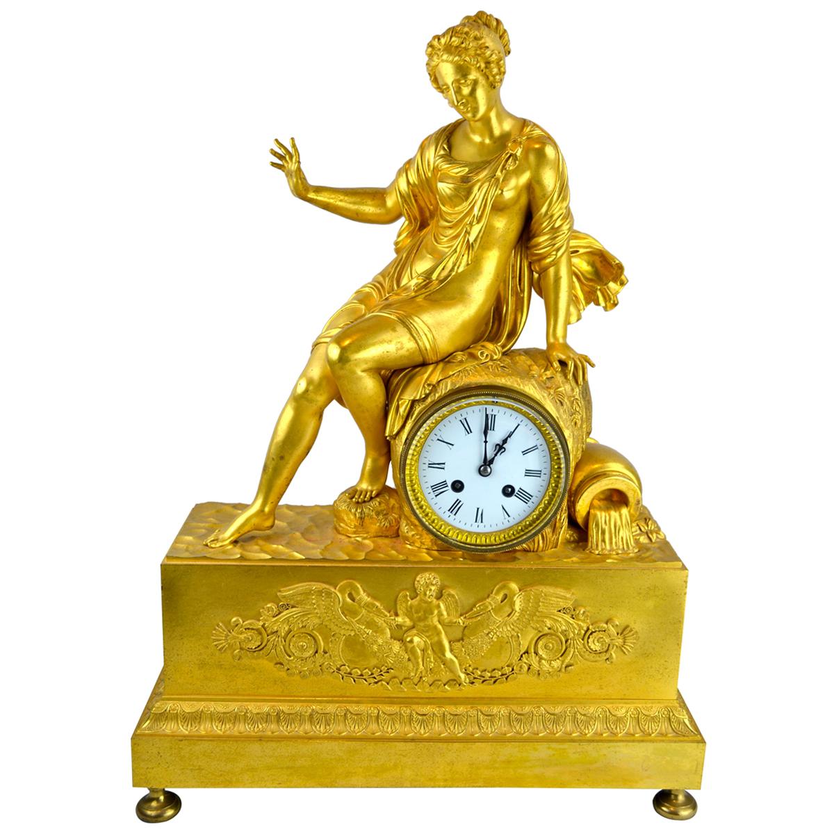 Reloj Alegórico de Bronce Dorado Imperio Francés que Representa la Fuente de Agua de la Tierra