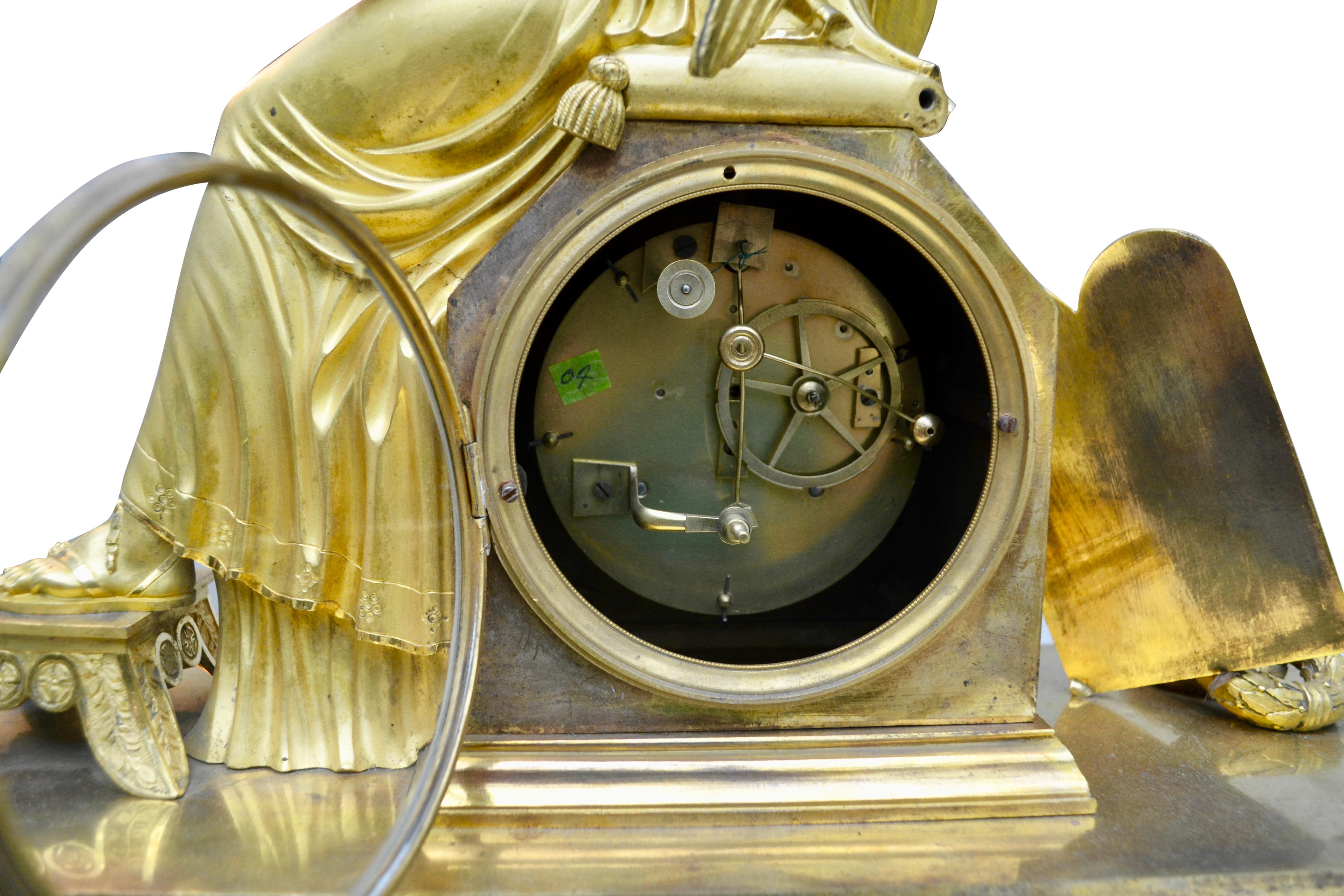 Clio, das Muse der Geschichte und der Musik, allegorische Darstellung einer vergoldeten Bronzeuhr im Angebot 3