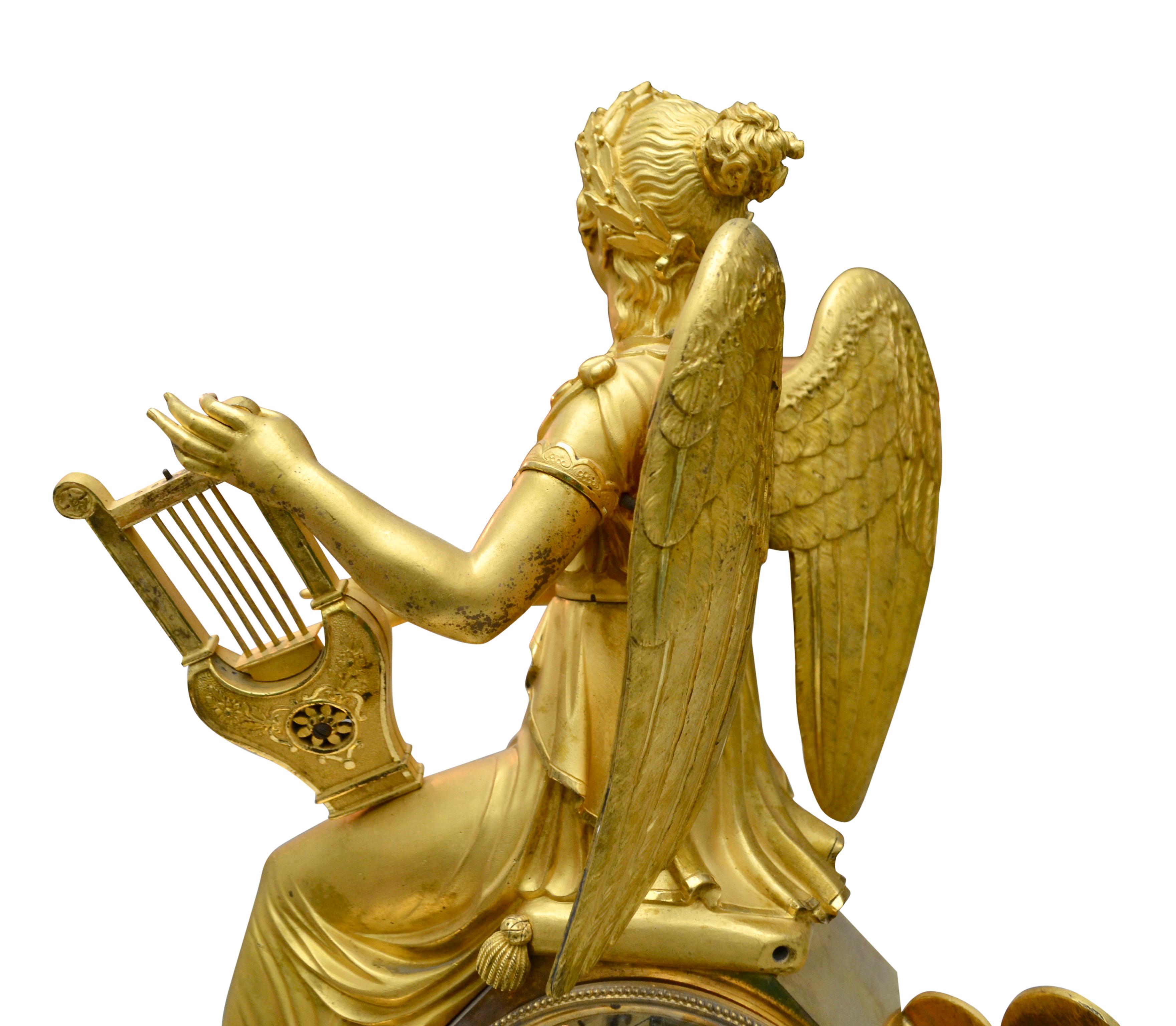 Horloge allégorique en bronze doré représentant Clio, la muse de l'histoire et de la musique en vente 3