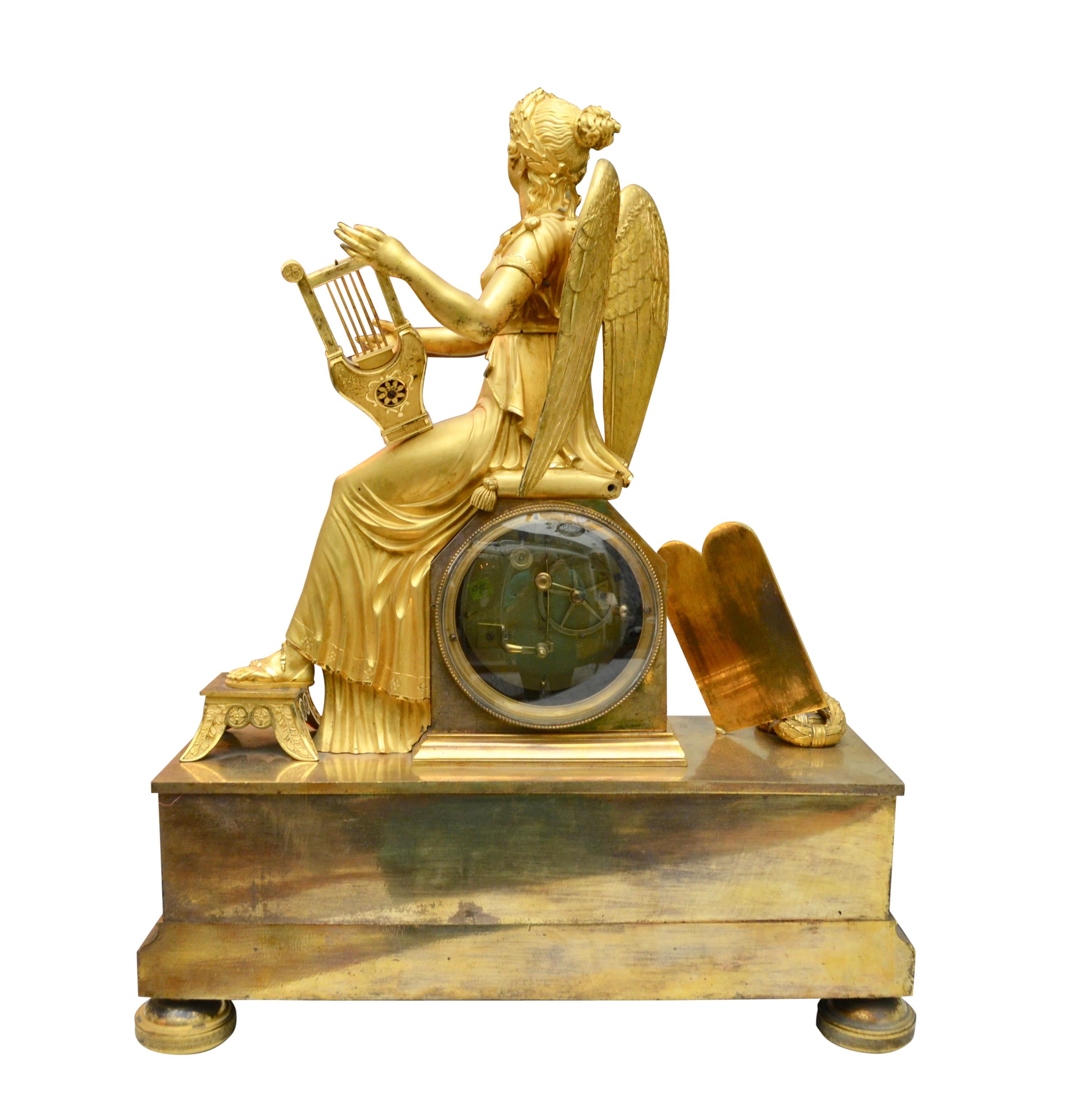 Horloge allégorique en bronze doré représentant Clio, la muse de l'histoire et de la musique en vente 4