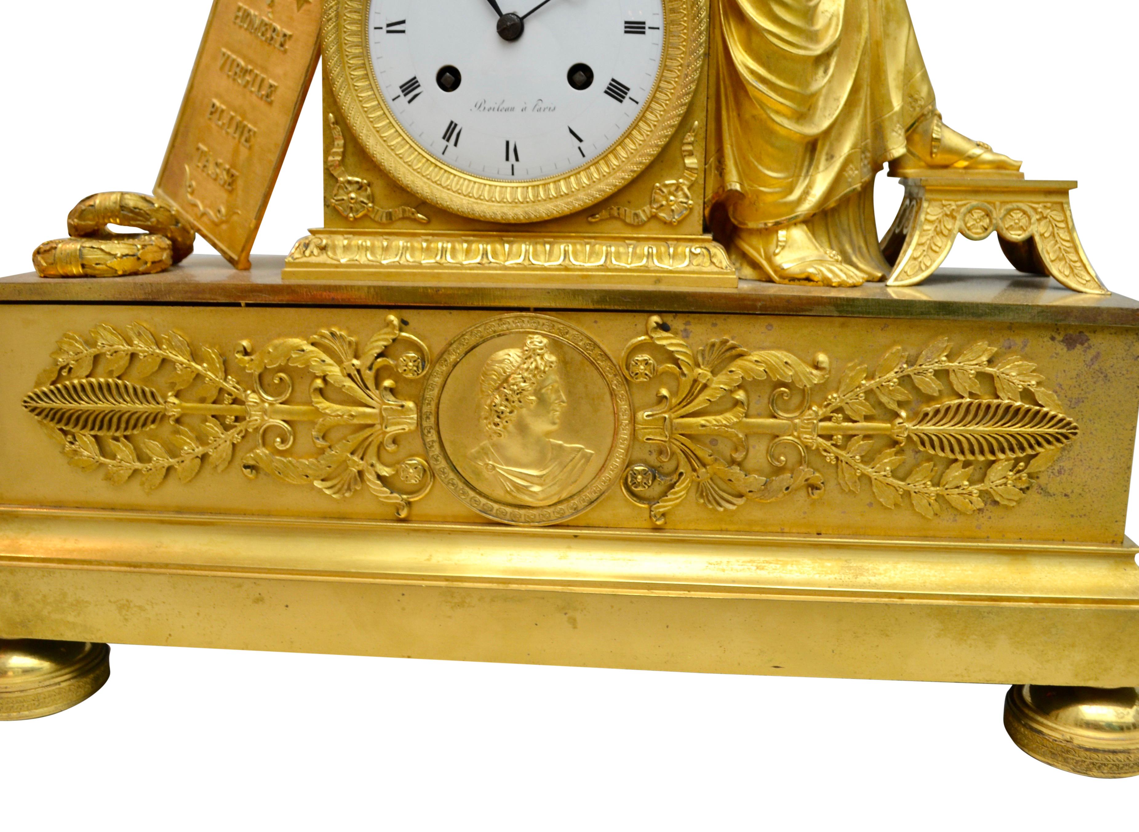 Horloge allégorique en bronze doré représentant Clio, la muse de l'histoire et de la musique en vente 6