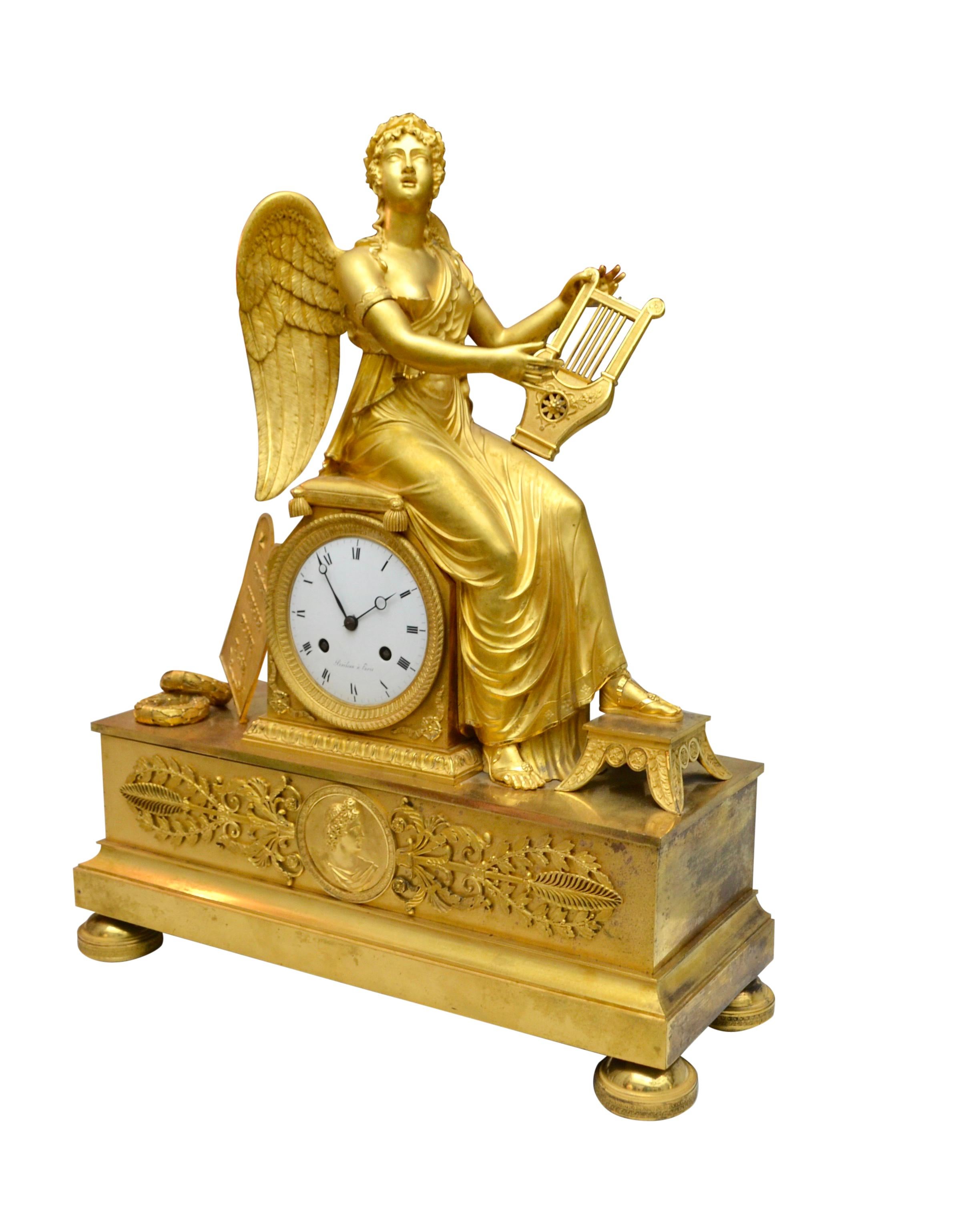 Horloge allégorique en bronze doré représentant Clio, la muse de l'histoire et de la musique en vente 9