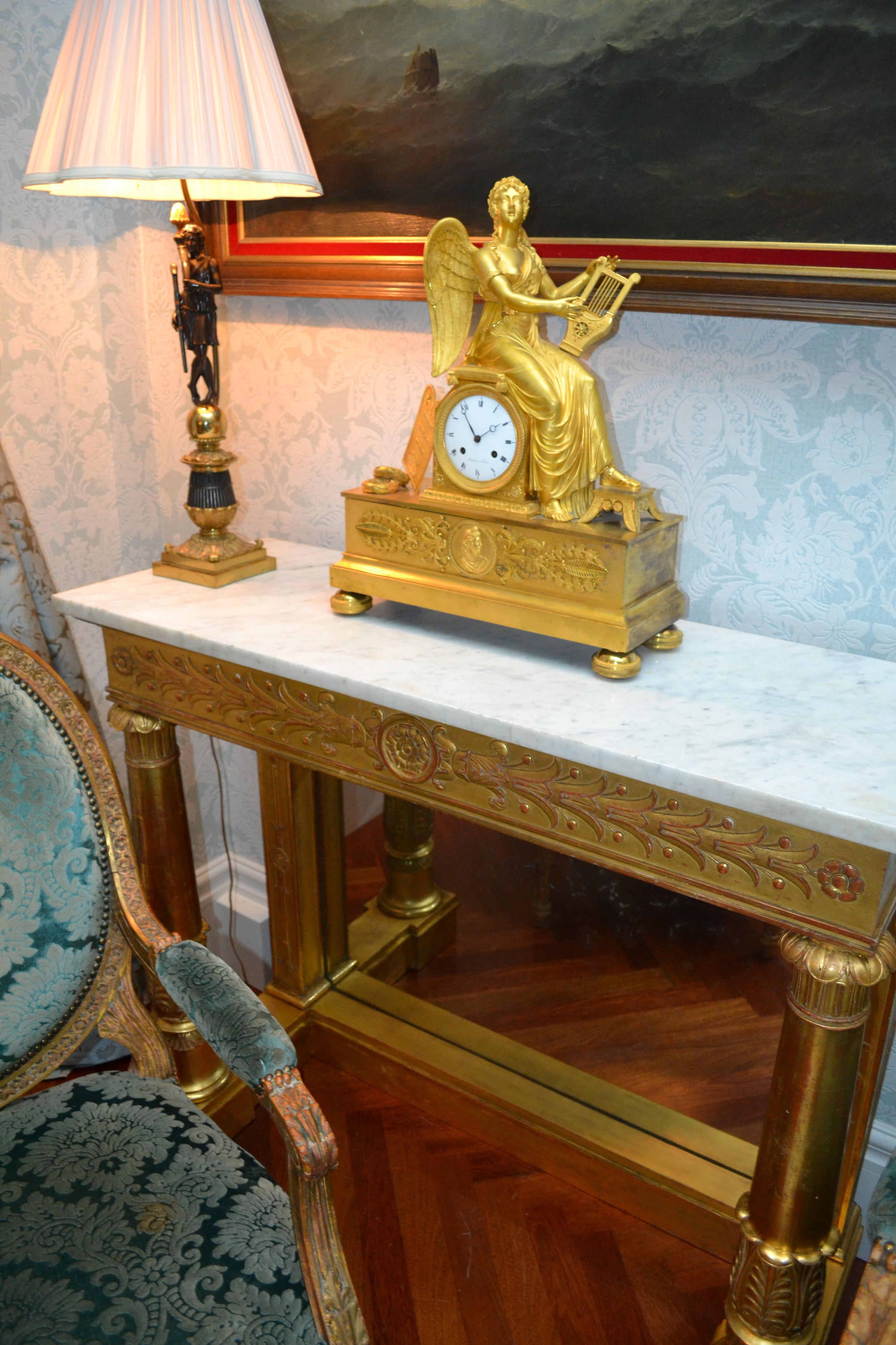 Horloge allégorique en bronze doré représentant Clio, la muse de l'histoire et de la musique en vente 10