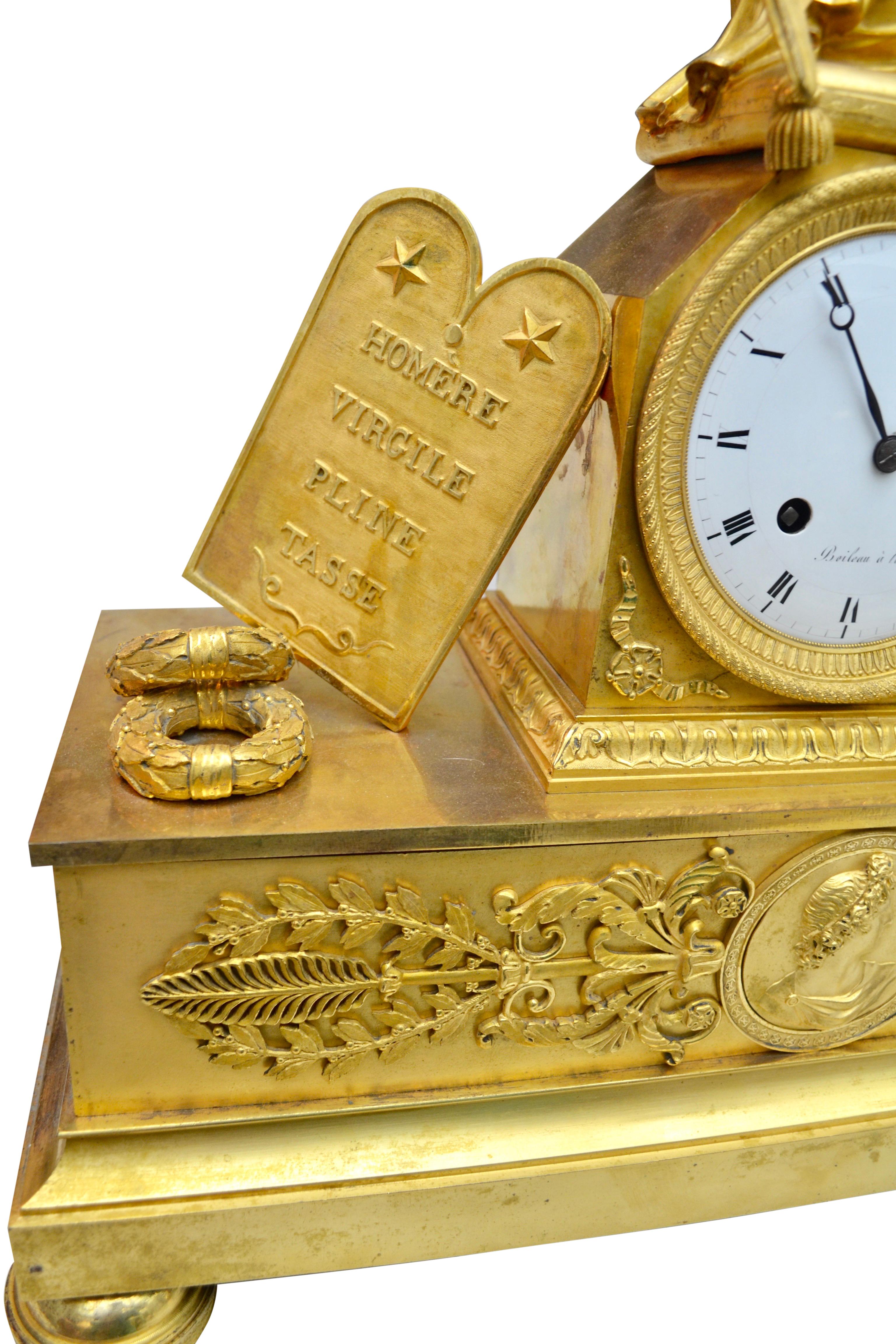 Horloge allégorique en bronze doré représentant Clio, la muse de l'histoire et de la musique en vente 1
